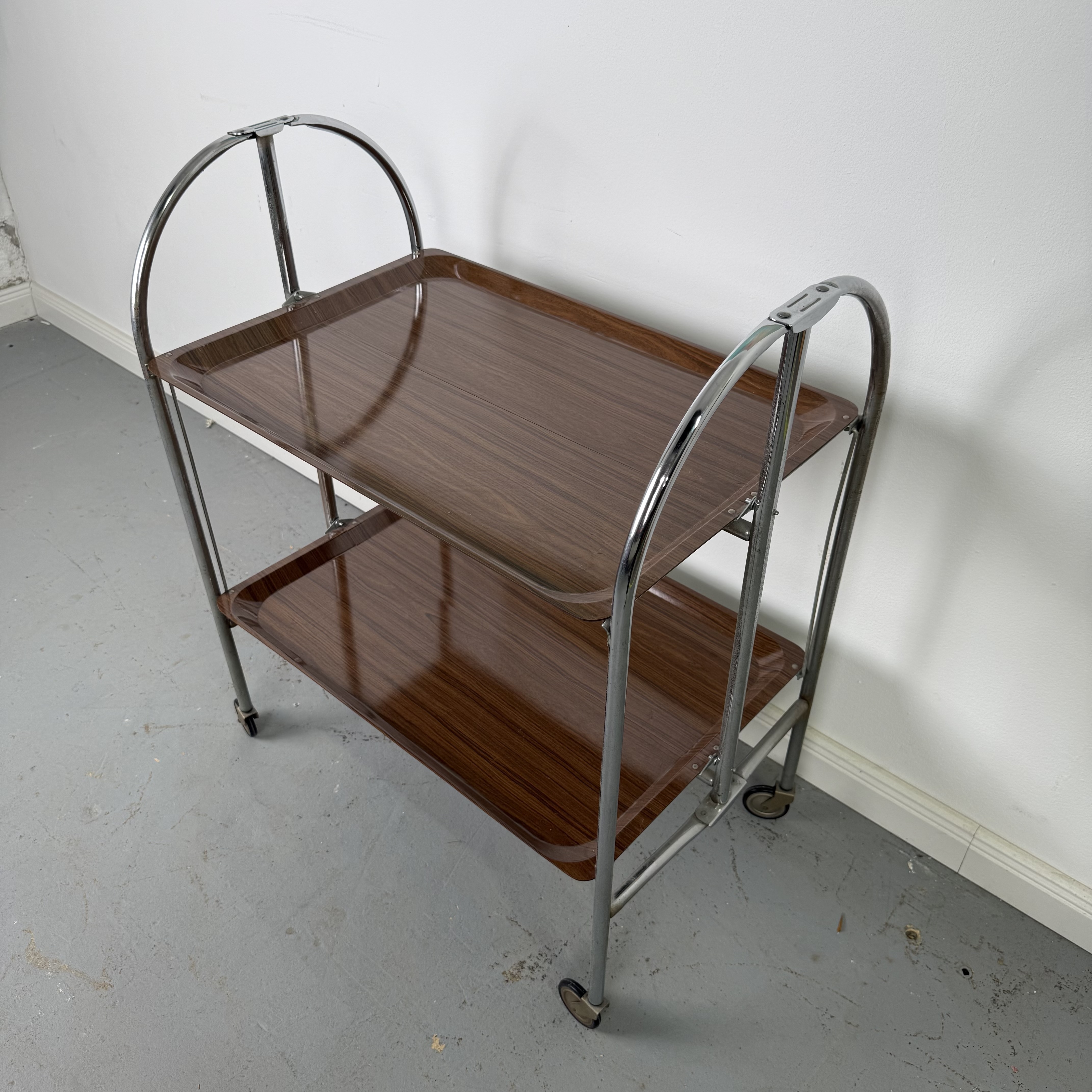 brauner Servierwagen auf Räder