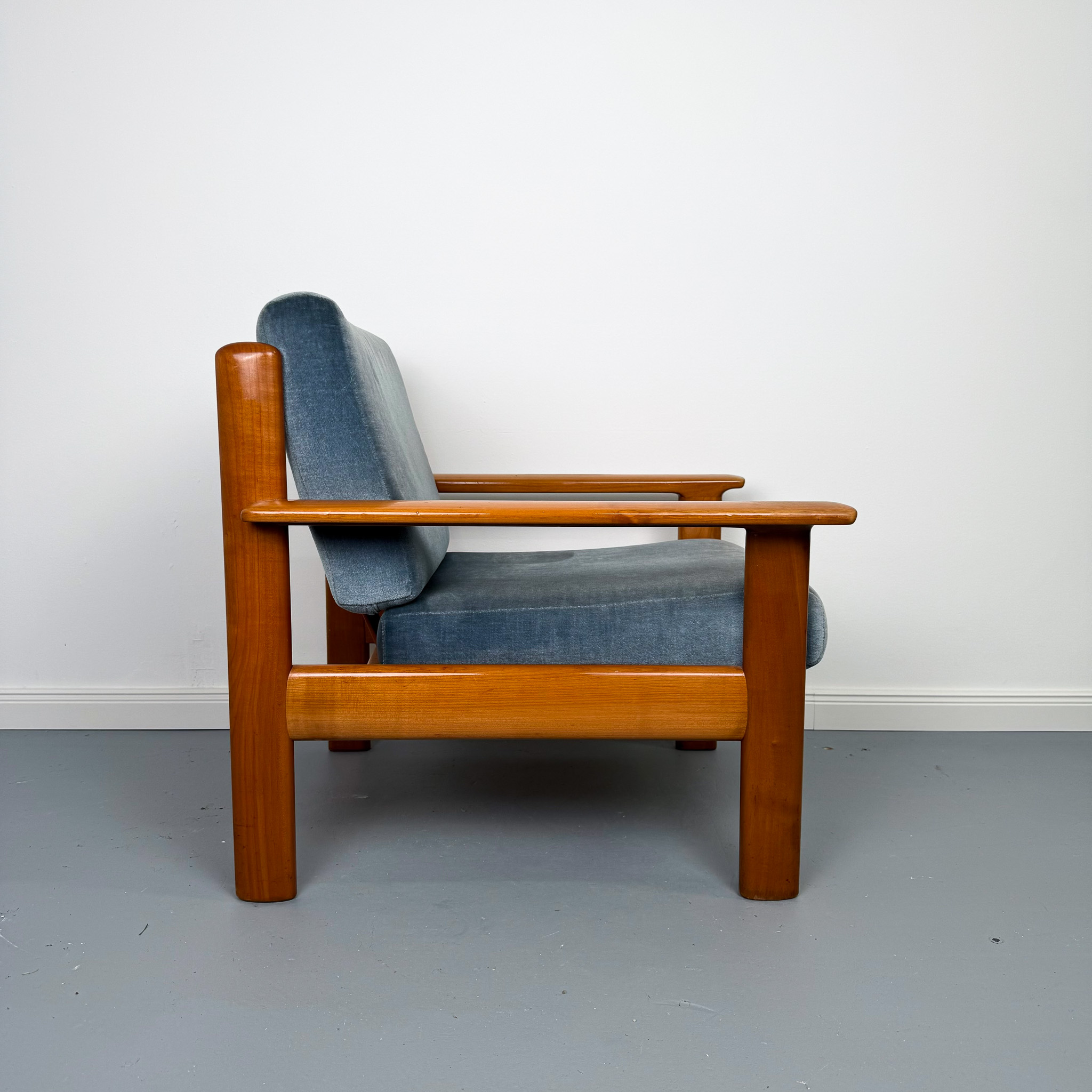 Schöne Mid Century Easy Chairs mit blauem Samtbezug