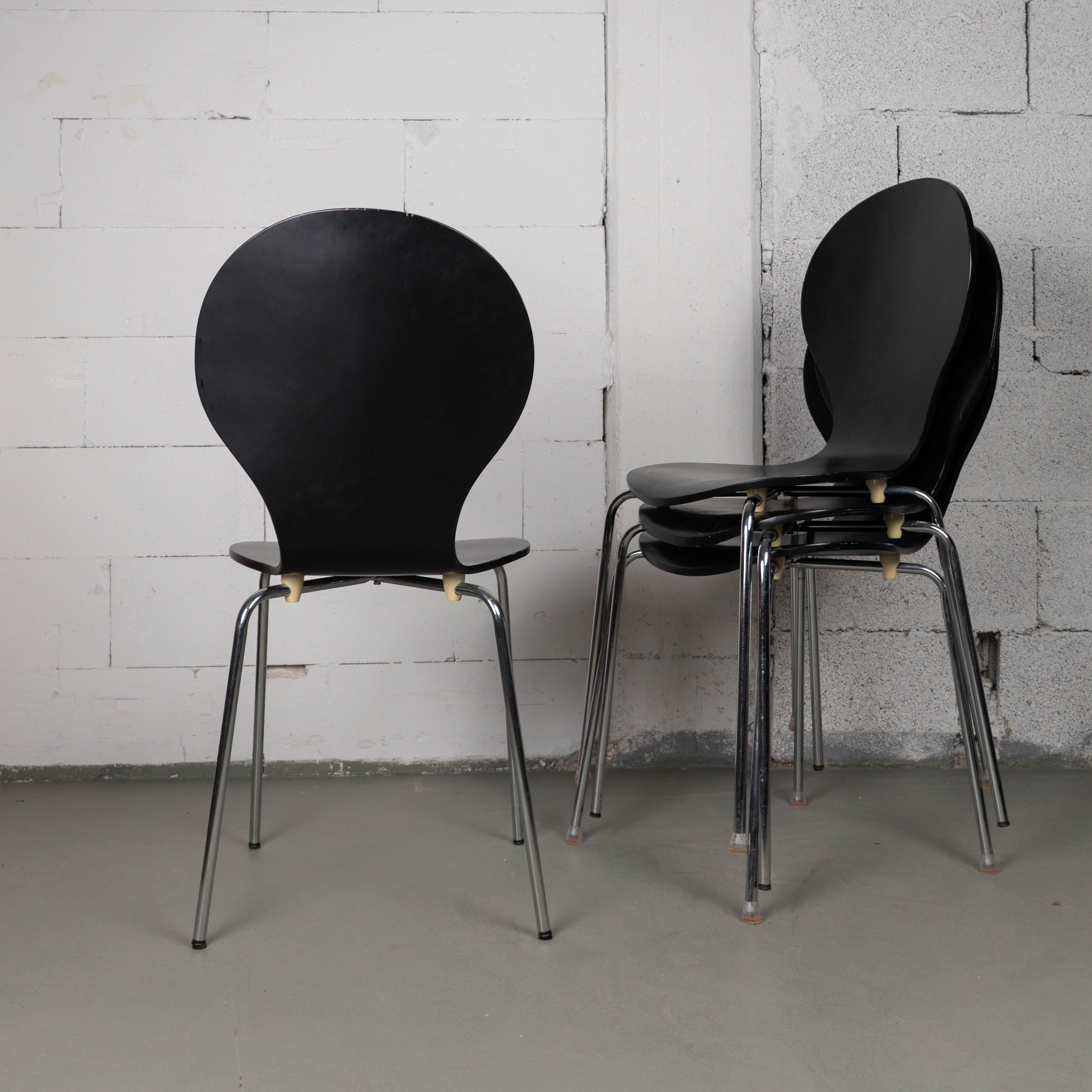 Schwarzer Stapelstuhl im skandinavischen Design