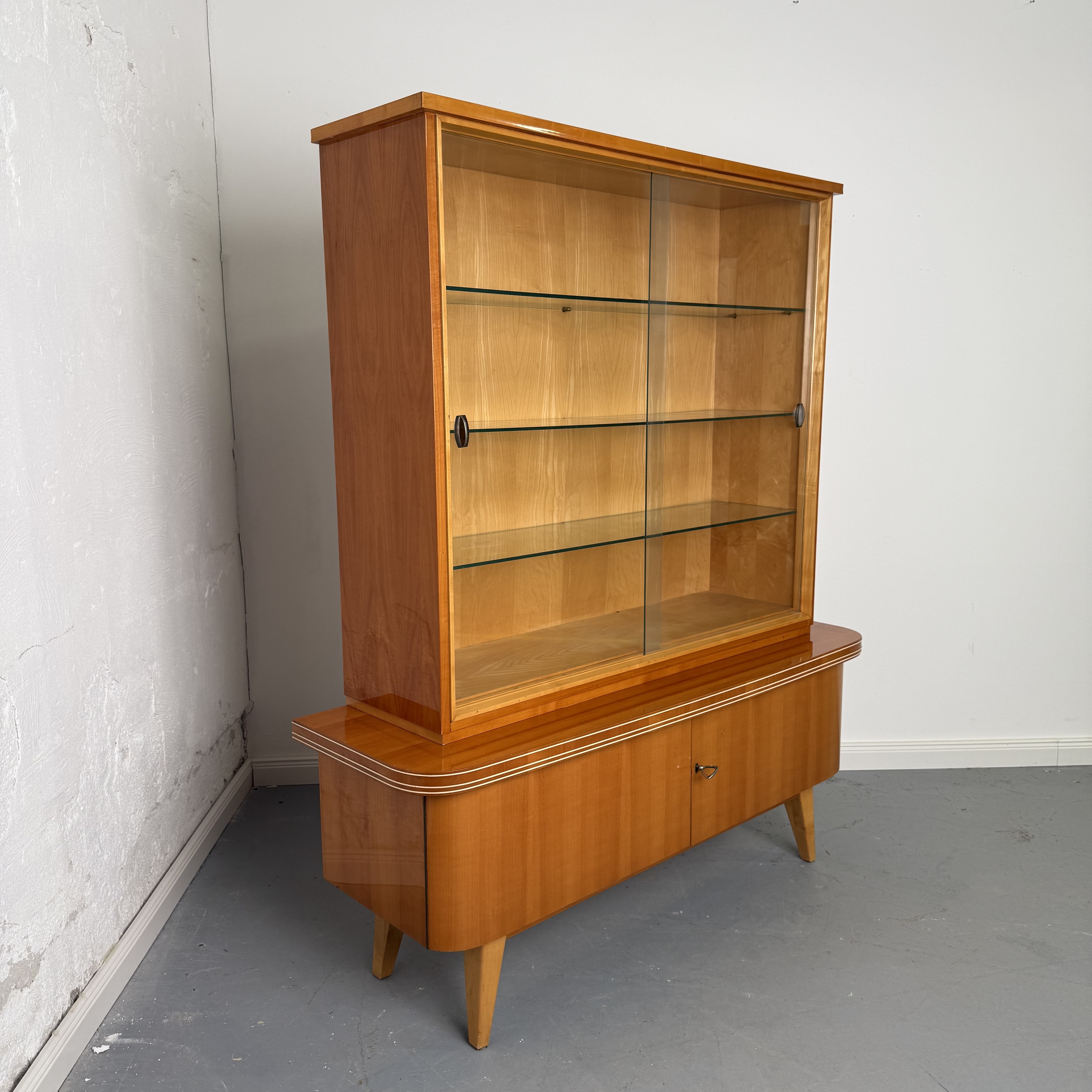 Elegante 50er Jahre Vitrine mit Glastüren und Stauraum Elegante 50er Jahre Vitrine mit Glastüren und Stauraum