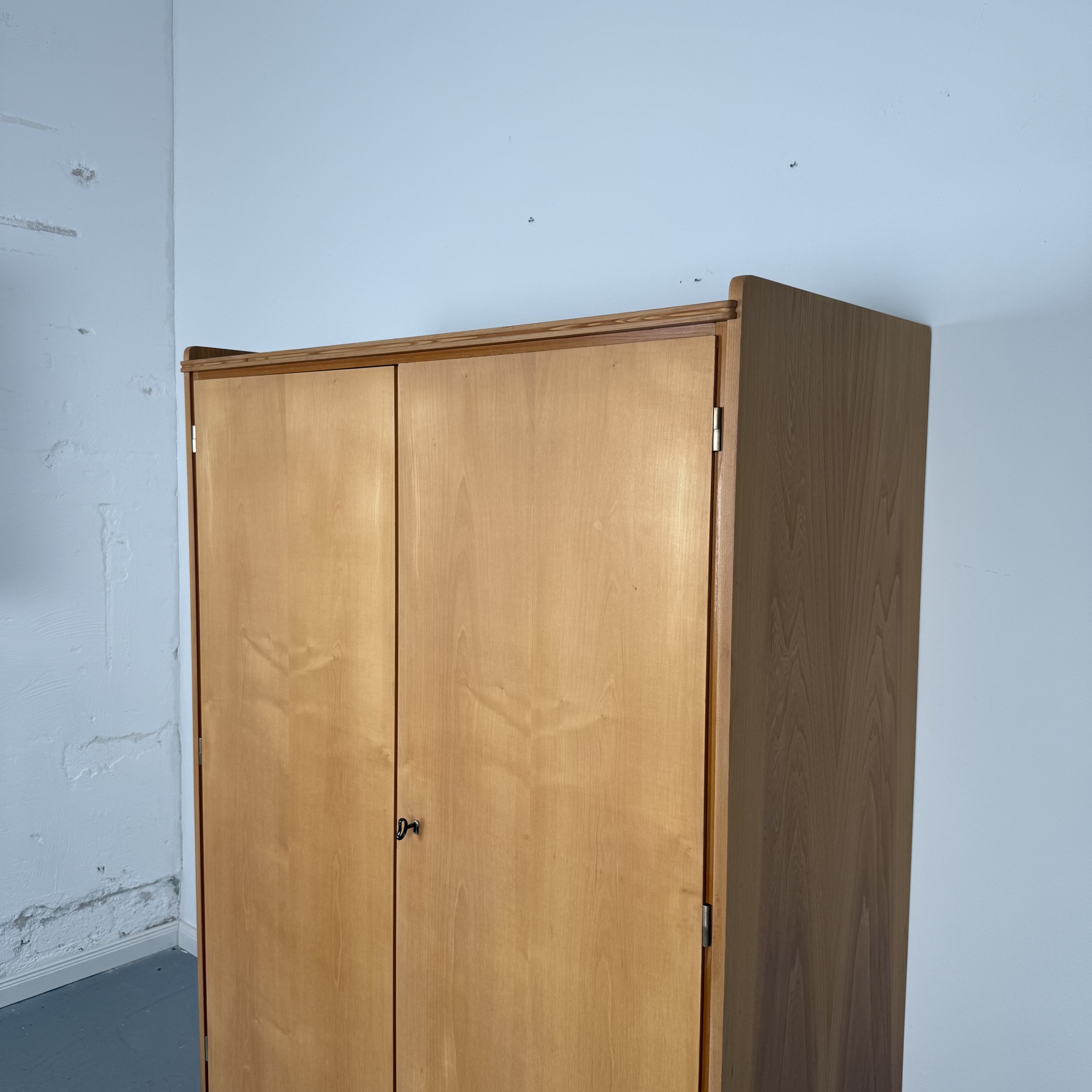 Kleiderschrank im 50er Jahre Stil mit schlichten Holzfronten