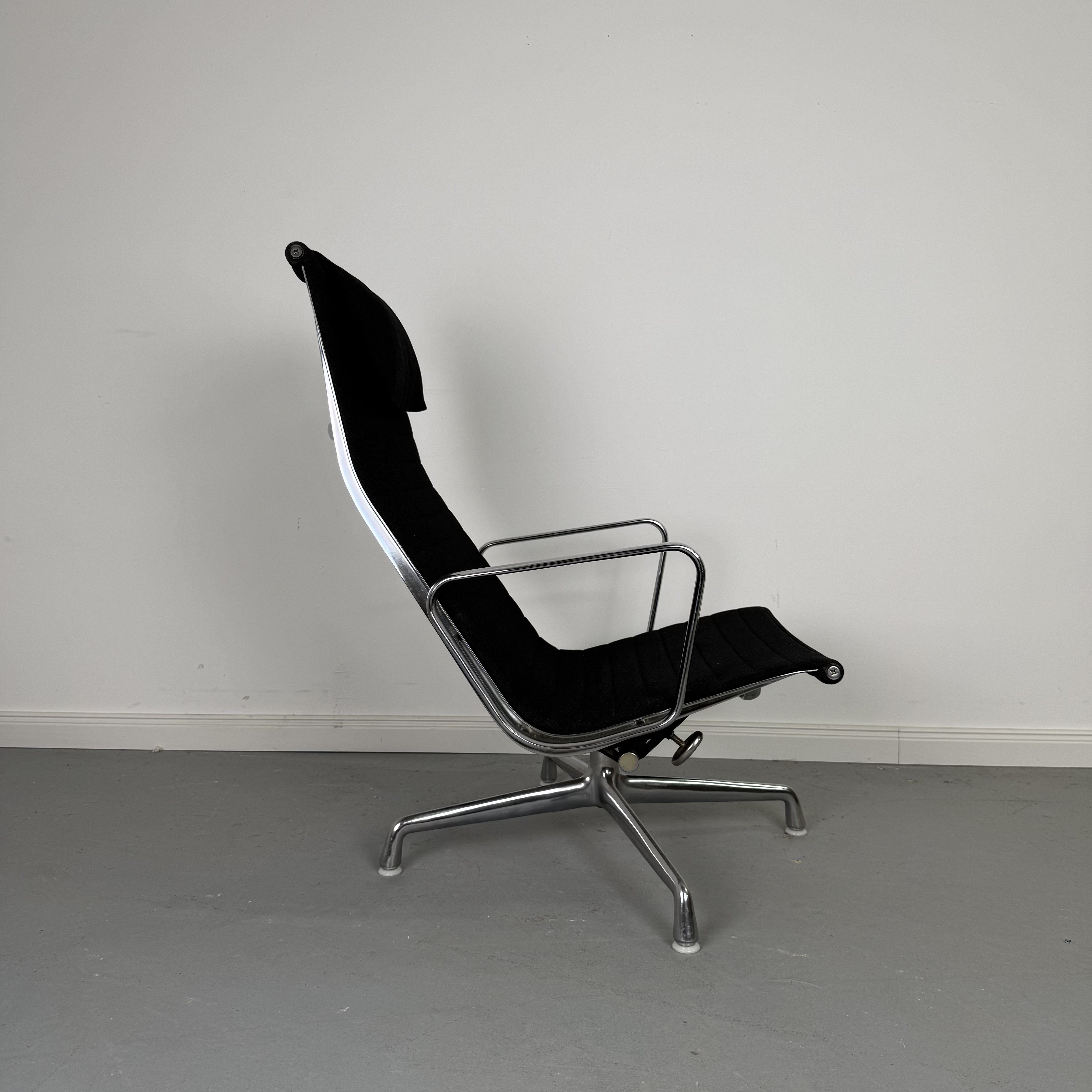 Herman Miller EA 124 Lounge Chair mit EA 125 Ottoman – Designklassiker von Charles & Ray Eames Herman Miller EA 124 Lounge Chair mit EA 125 Ottoman – Designklassiker von Charles & Ray Eames
