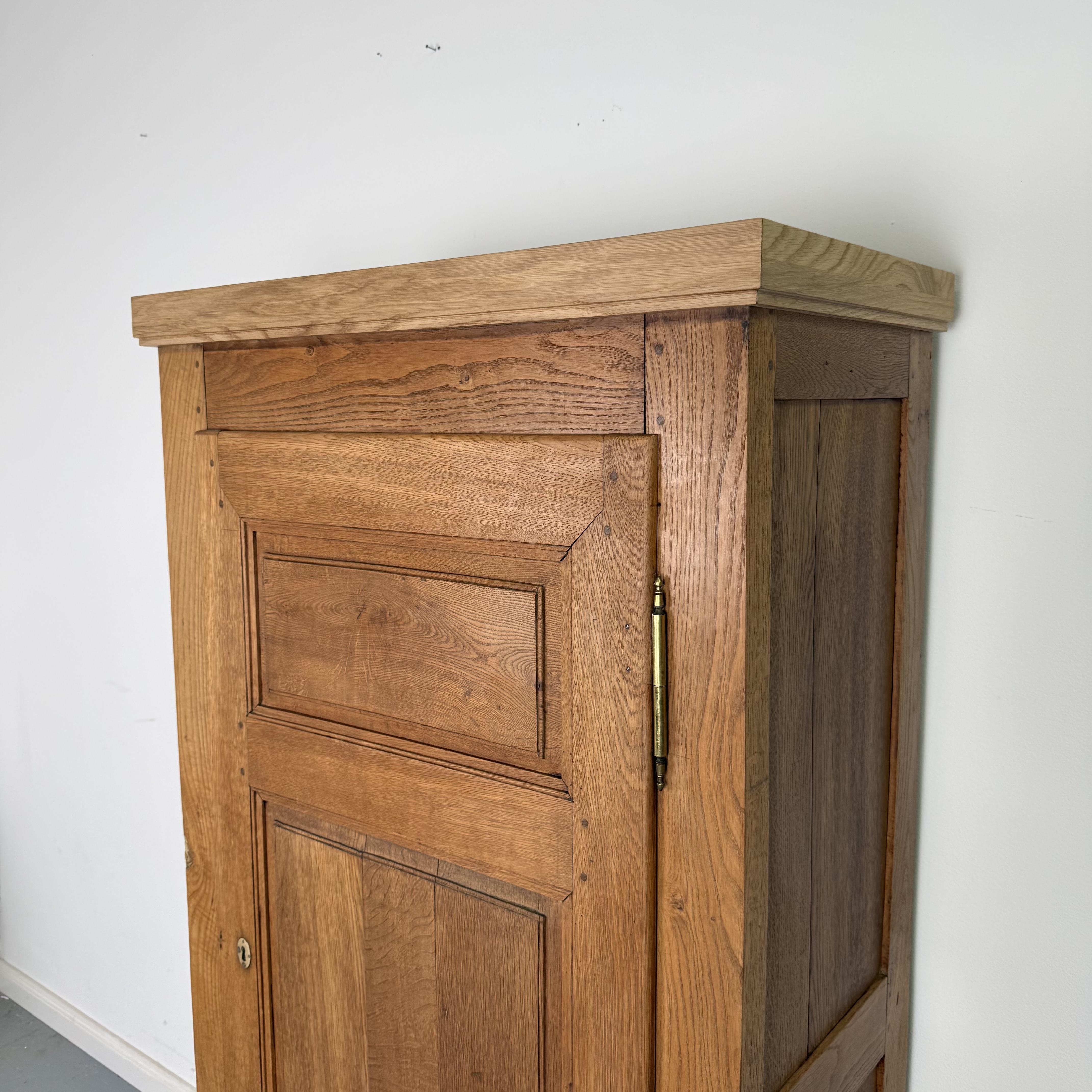 Besonderer kompakter Eichenschrank aus massivem Holz