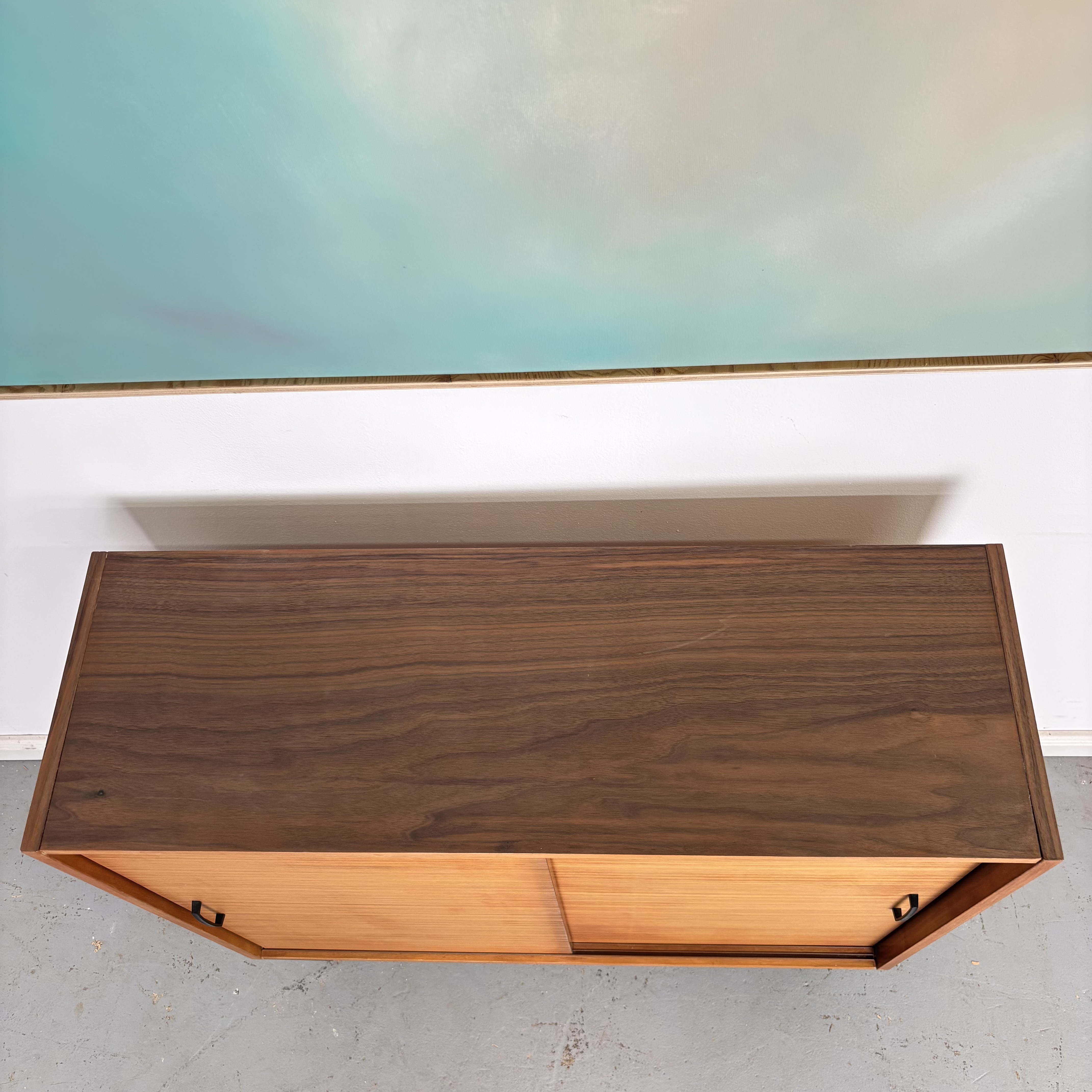 Mid-Century Kommode mit Schiebetüren und Hairpin-Beinen