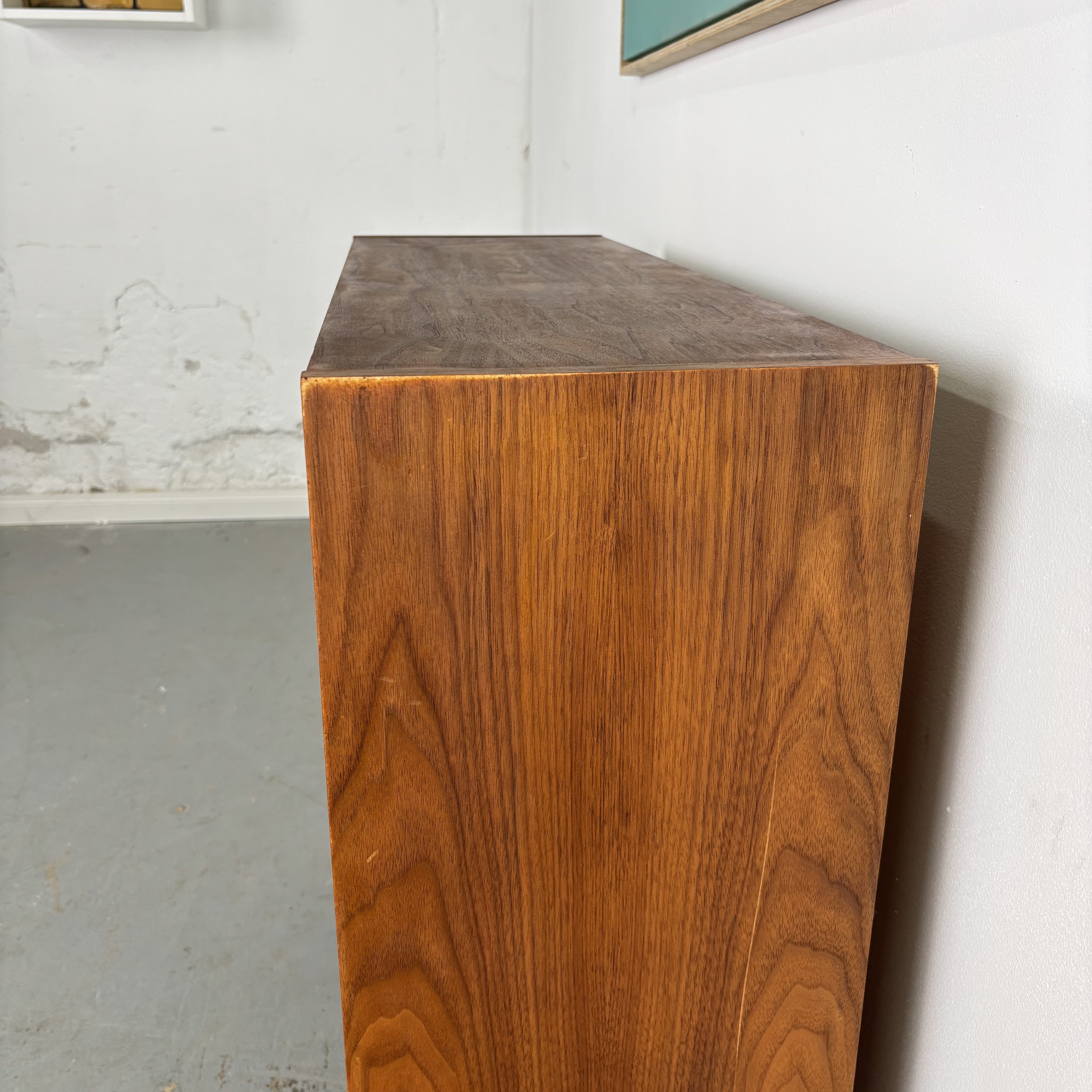 Mid-Century Regal mit filigranen Hairpin Legs