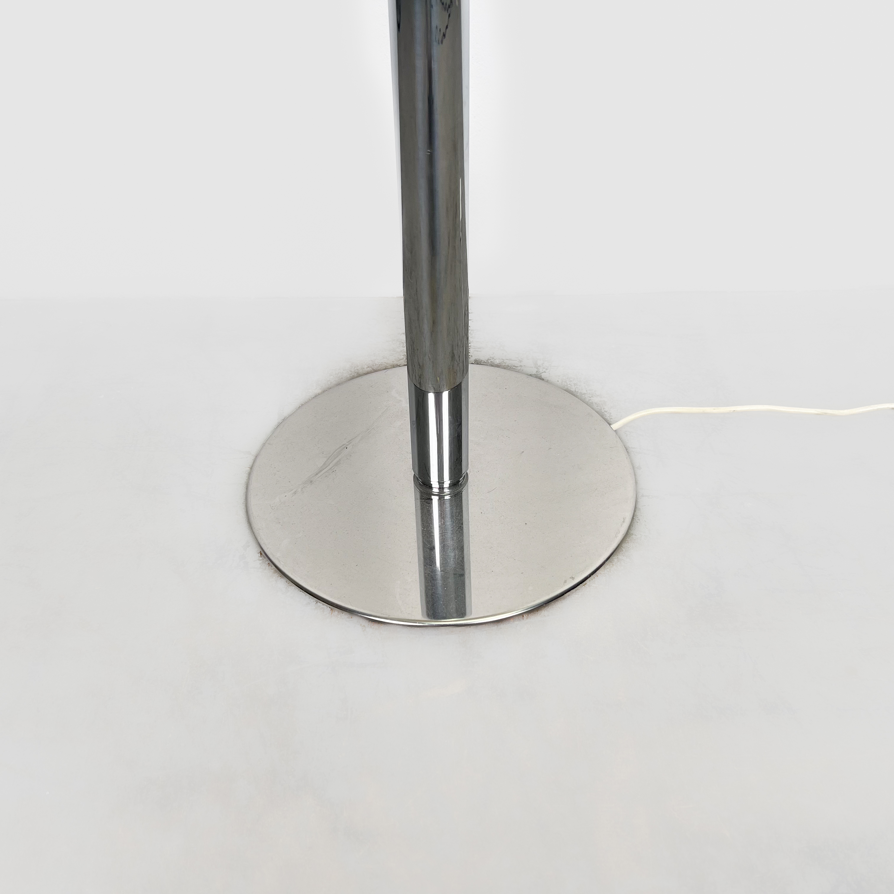 Stehlampe mit Chromfuß