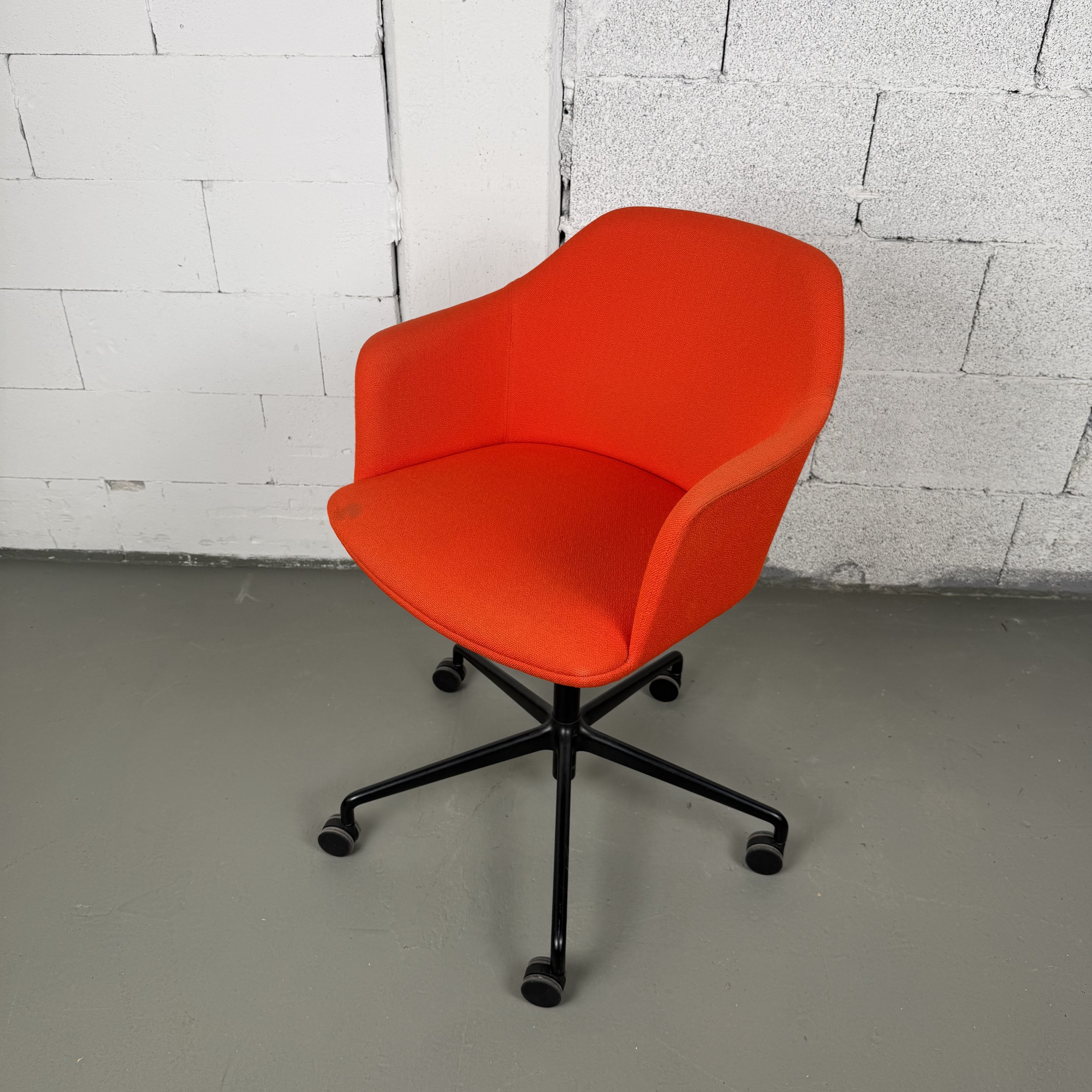 Rely HW56 Bürostuhl von &Tradition mit Bezug in Orange-Rot
