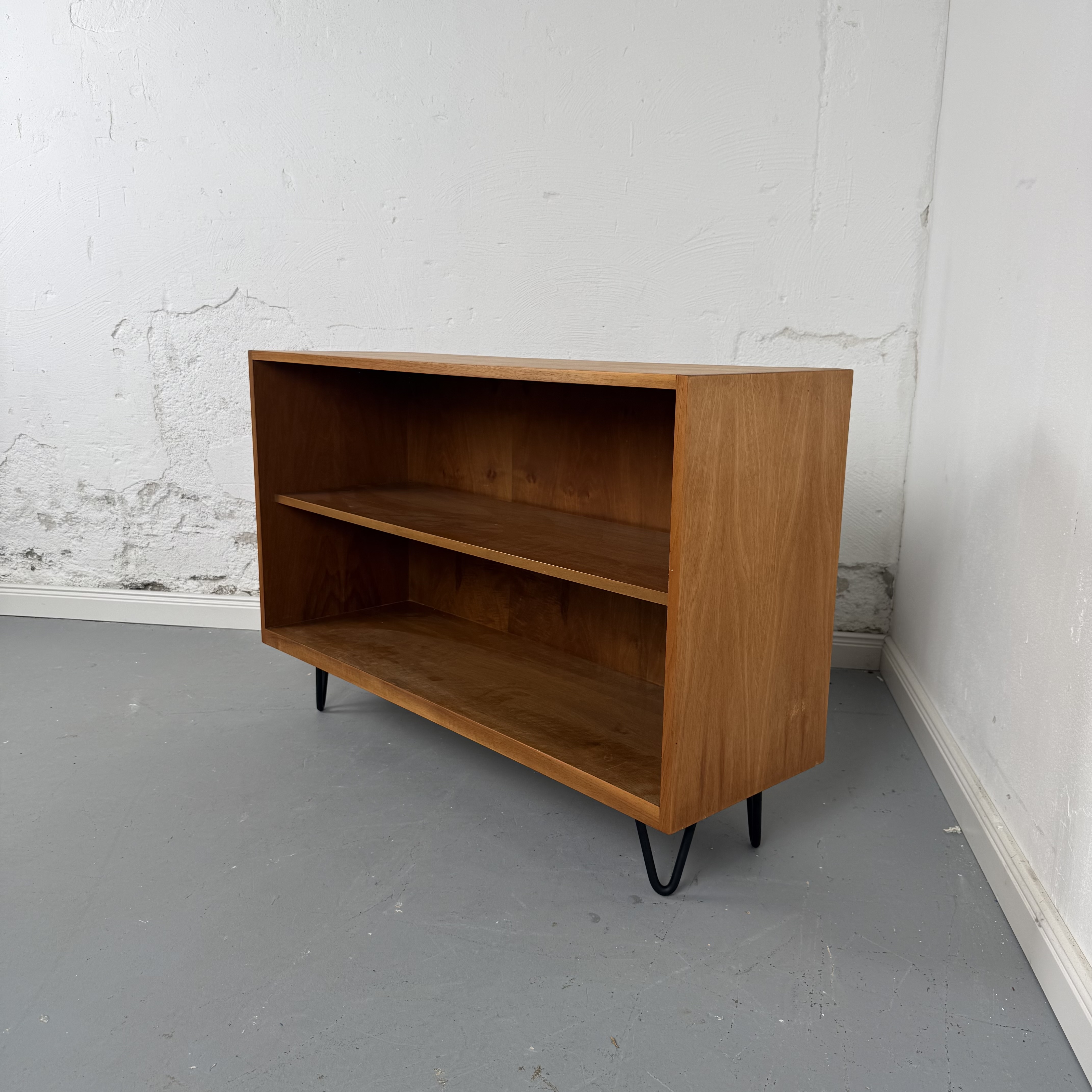 Schlichtes Mid-Century Regal mit Hairpin Legs