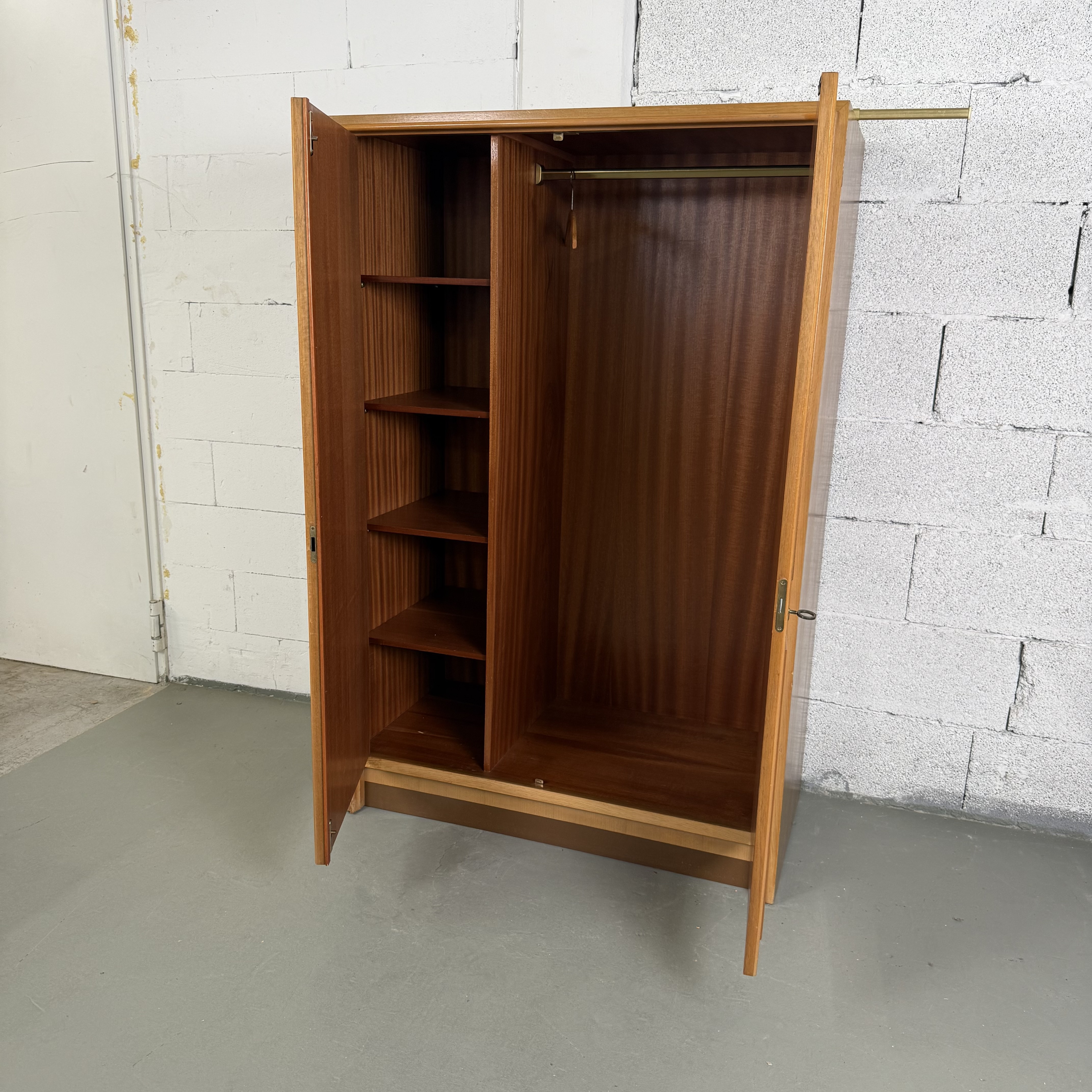 Vintage Kleiderschrank aus Holz mit Zierleisten und Kleiderstange