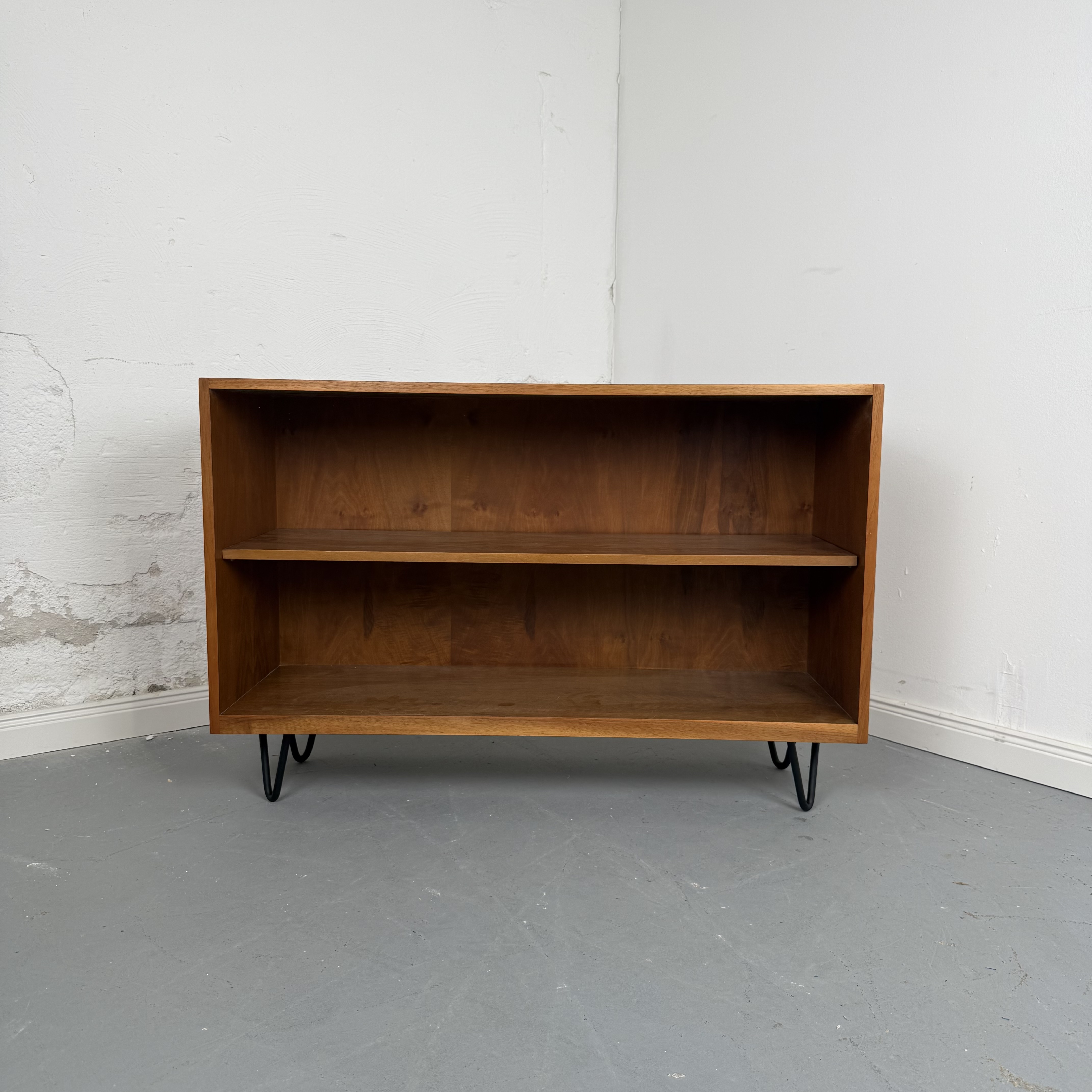 Schlichtes Mid-Century Regal mit Hairpin Legs