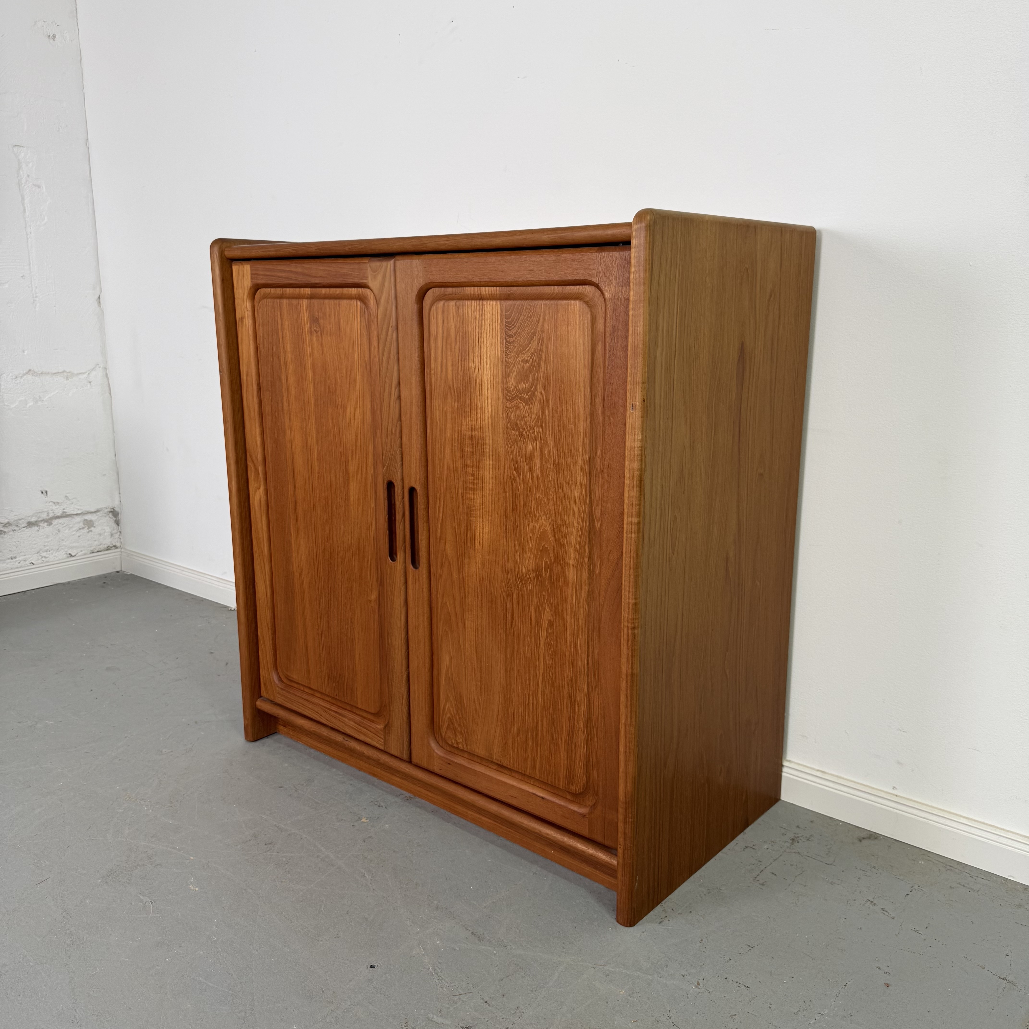 hochwertiger massiver Teak Fernsehschrank