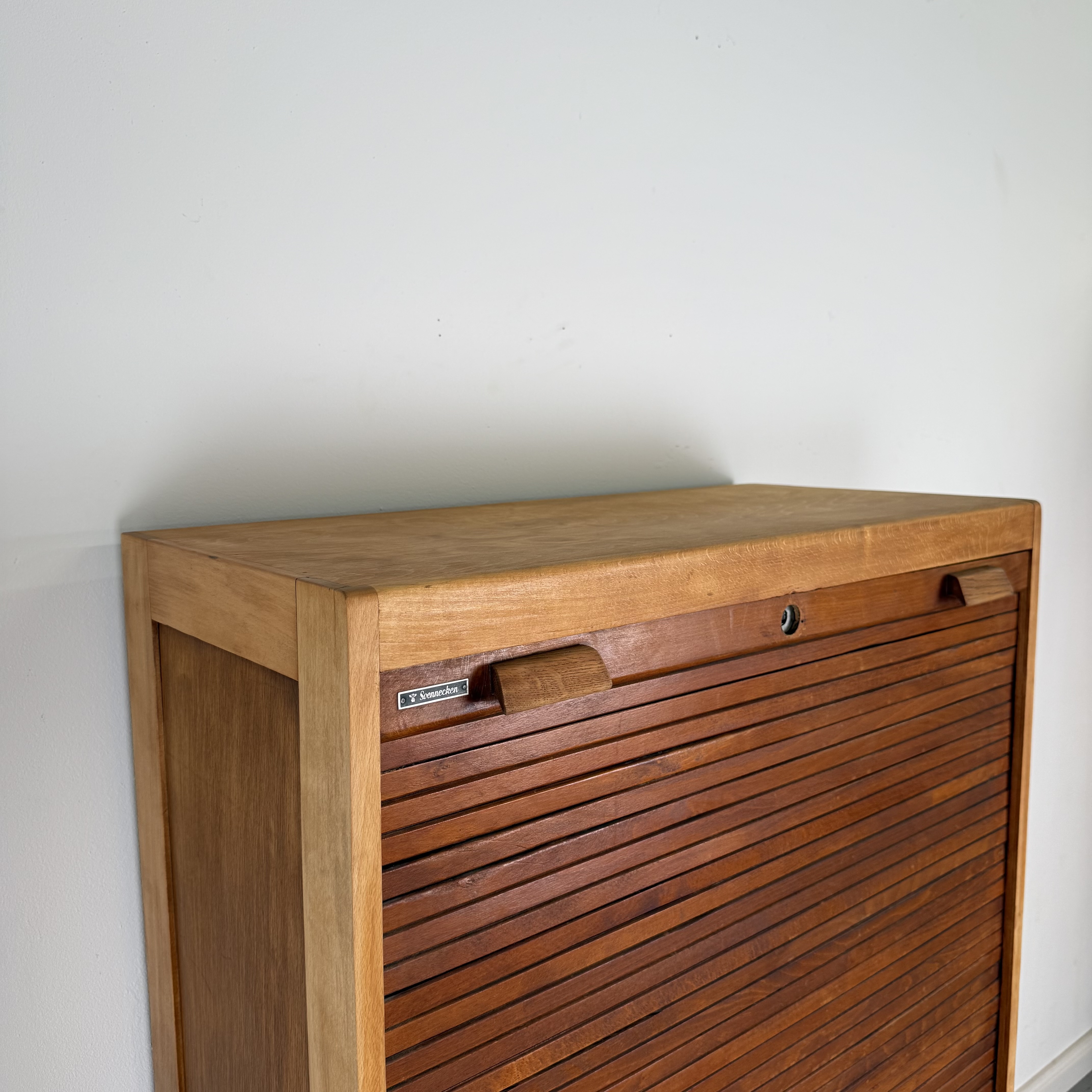 Kompakter Rollladenschrank im Art-Déco Stil
