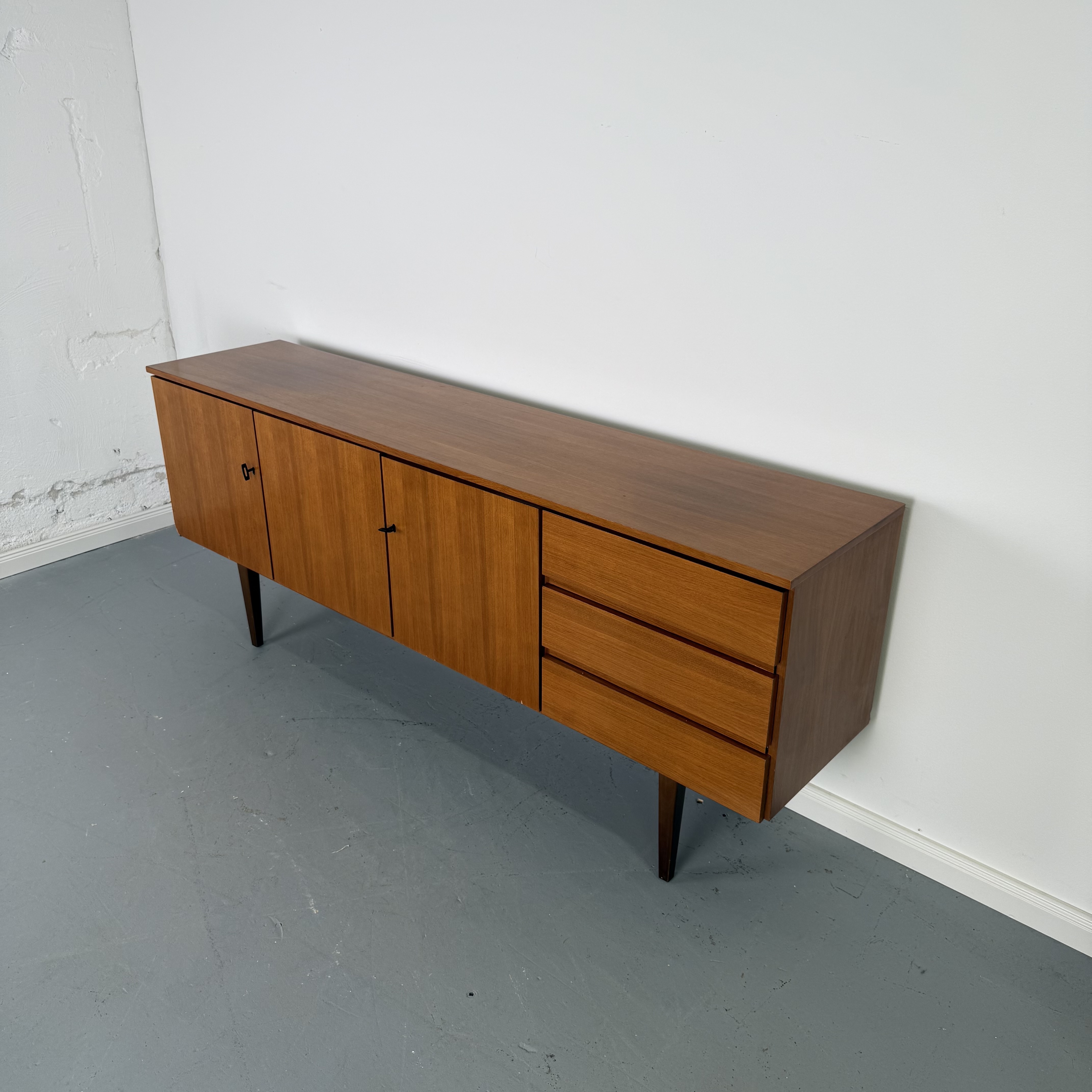 Elegantes 60er Jahre Teak Sideboard Elegantes 60er Jahre Teak Sideboard