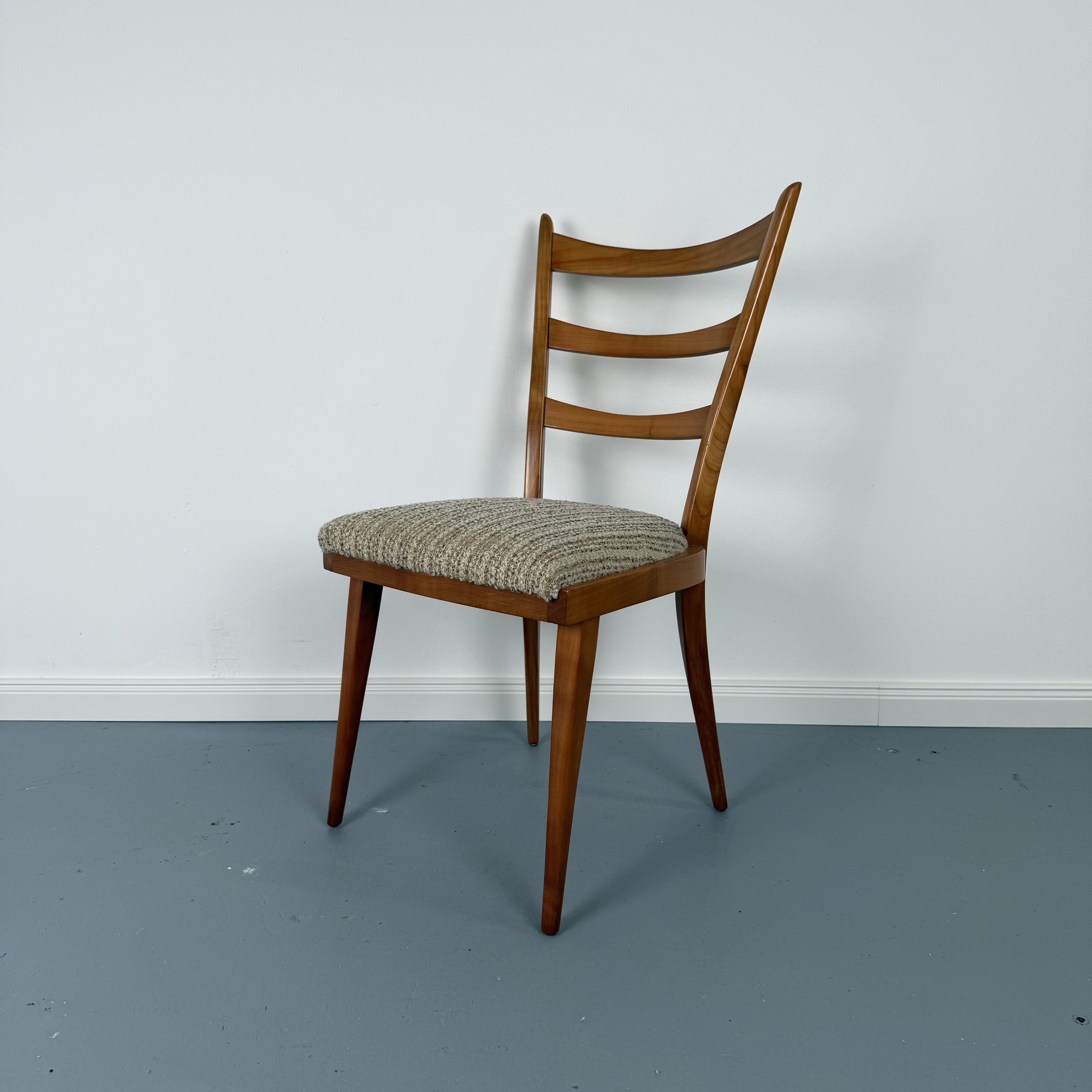 Esszimmerstuhl aus den 60er Jahren mit gestreiftem Polster