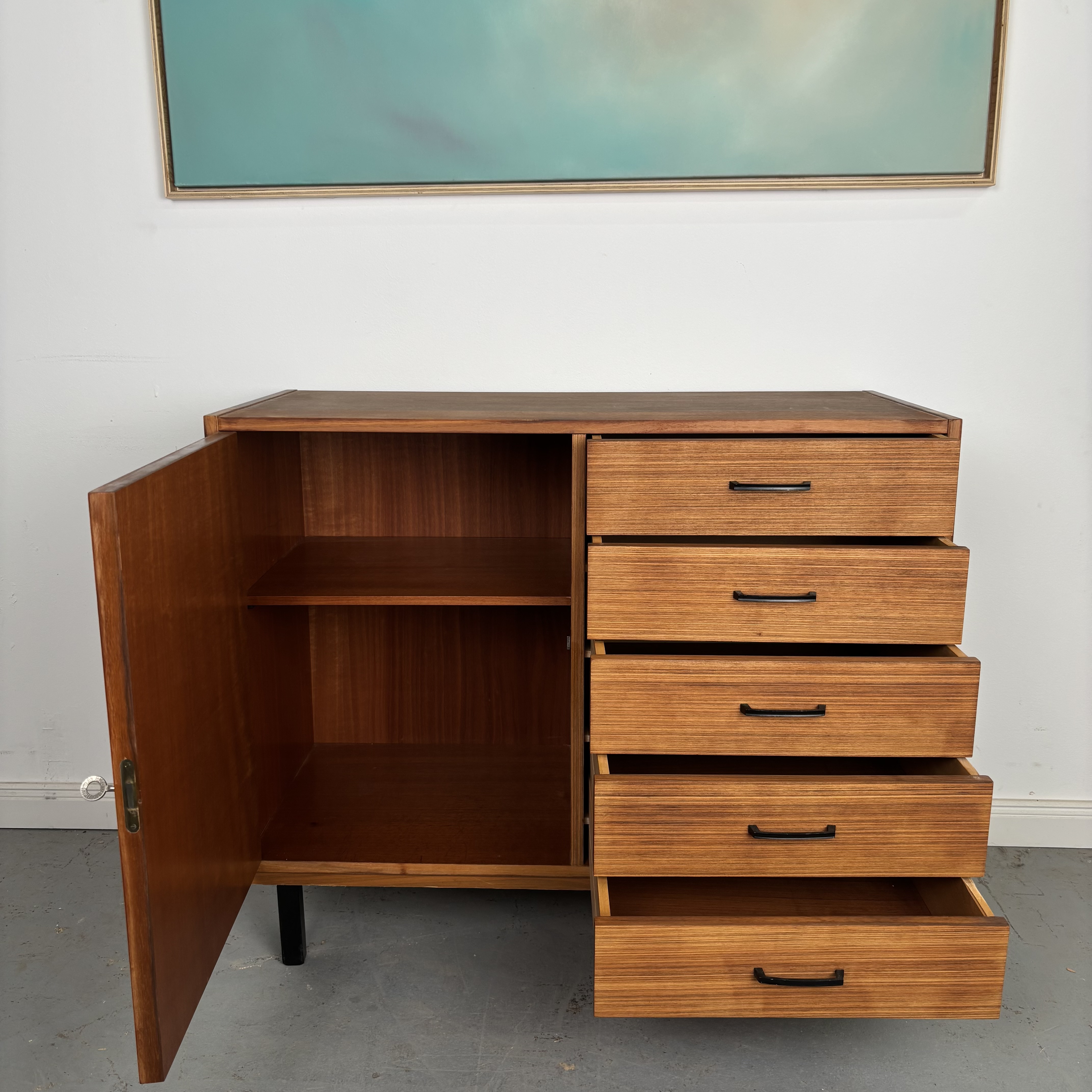 Elegante 60er Jahre Kommode mit Schubladen und Tür