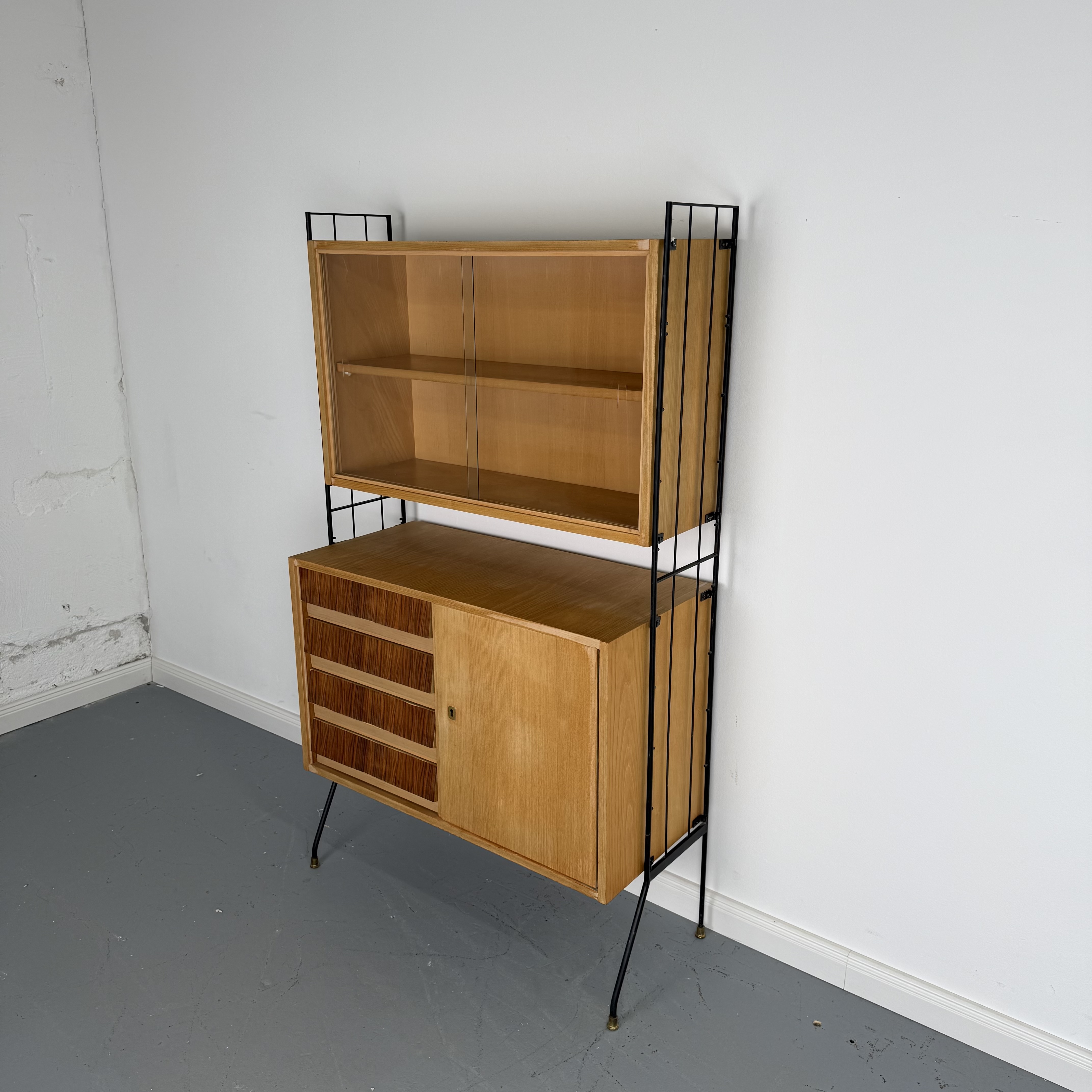 Elegantes Mid-Century Regal mit Vitrine und Kommode in String Optik