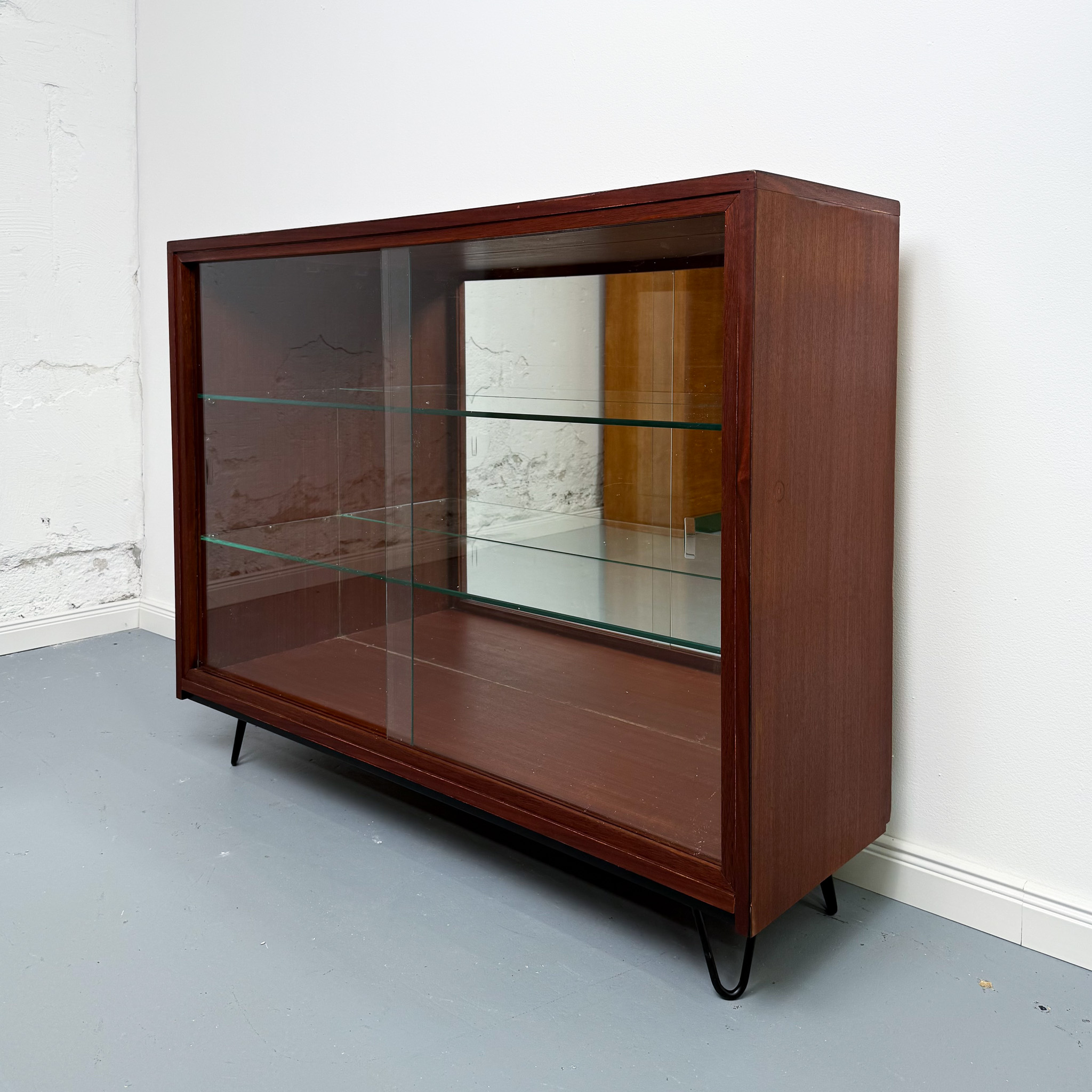 Mid-Century Glasvitrine mit Spiegelrückwand