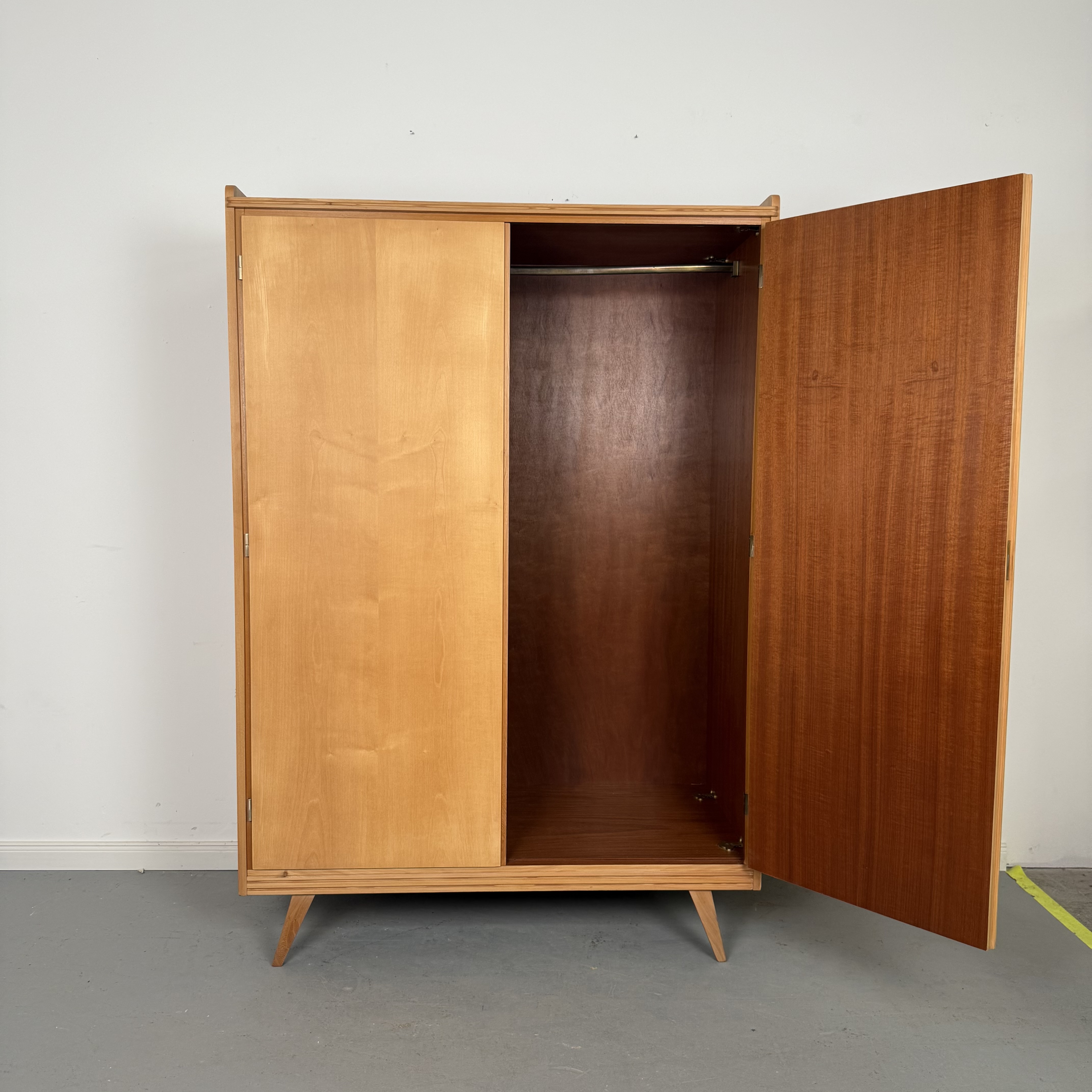 Kleiderschrank im 50er Jahre Stil mit schlichten Holzfronten