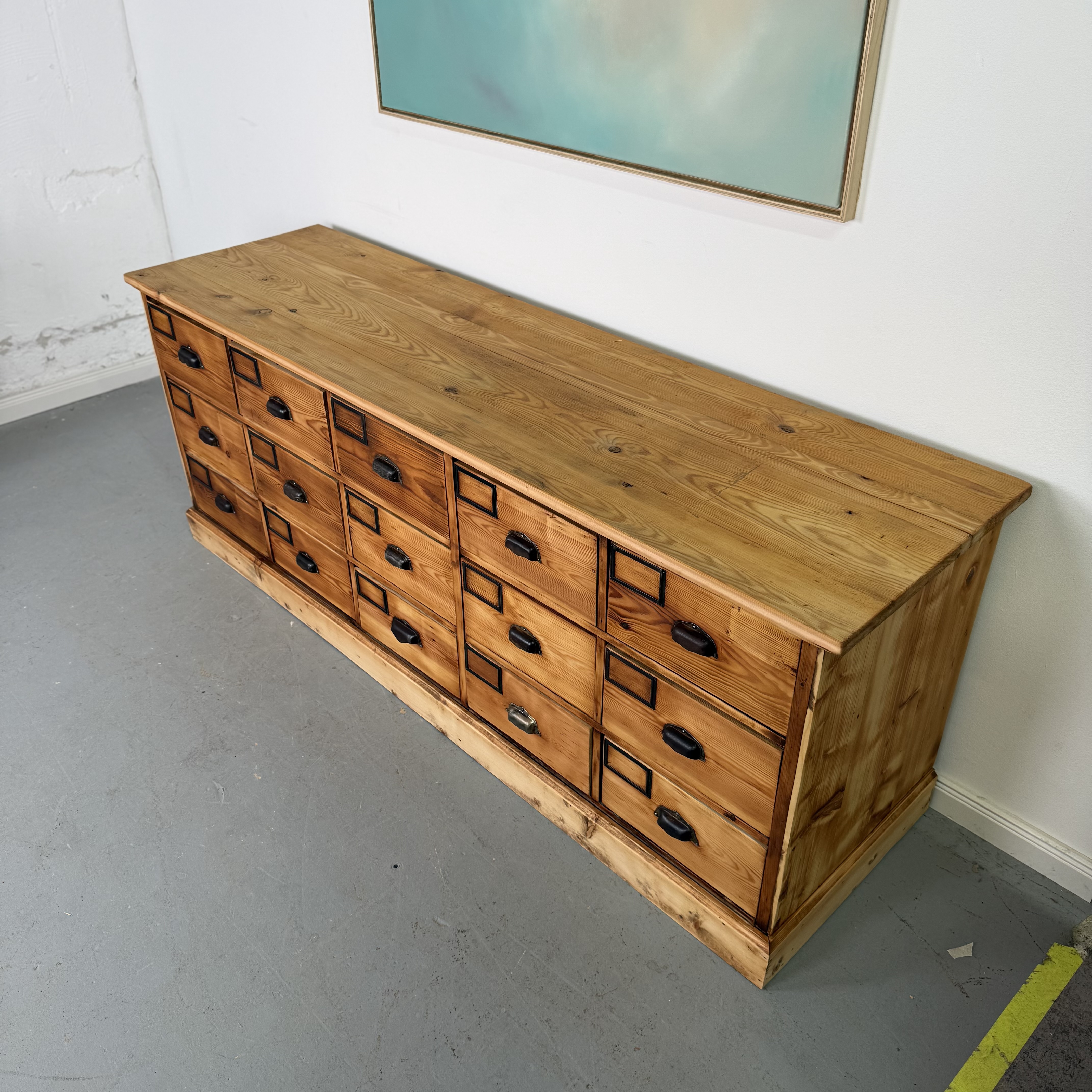 Schicke Apothekerkommode aus massivem Holz