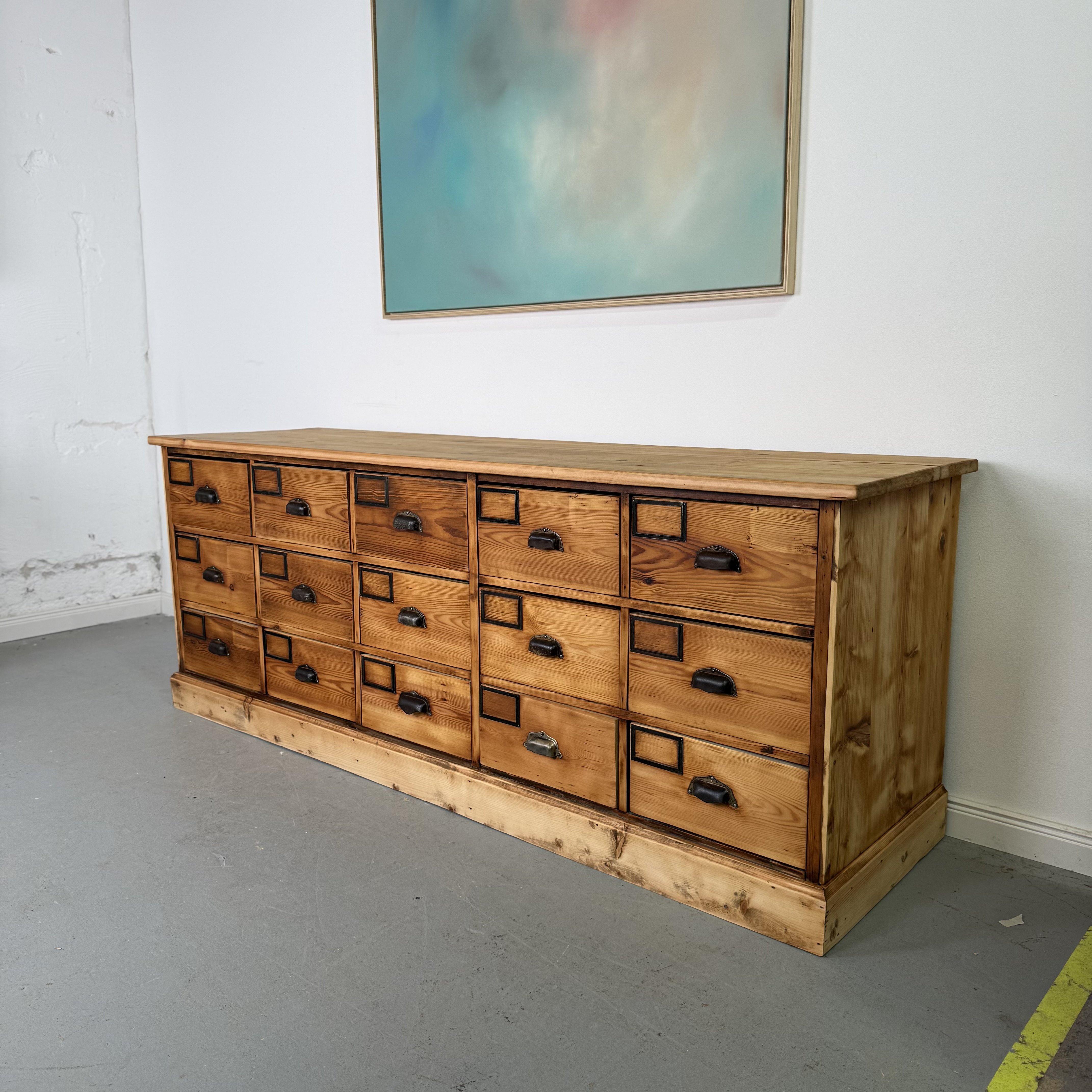 Schicke Apothekerkommode aus massivem Holz