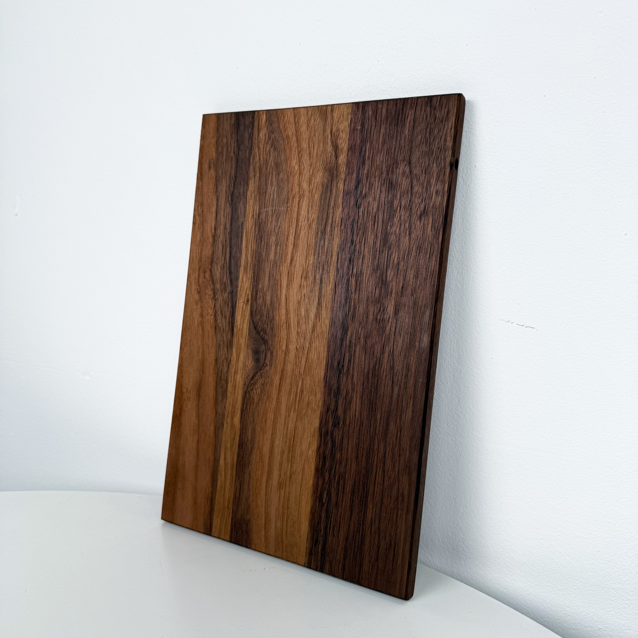 Kleines Schneidebrett aus gerettetem amerikanischem Nussbaumholz