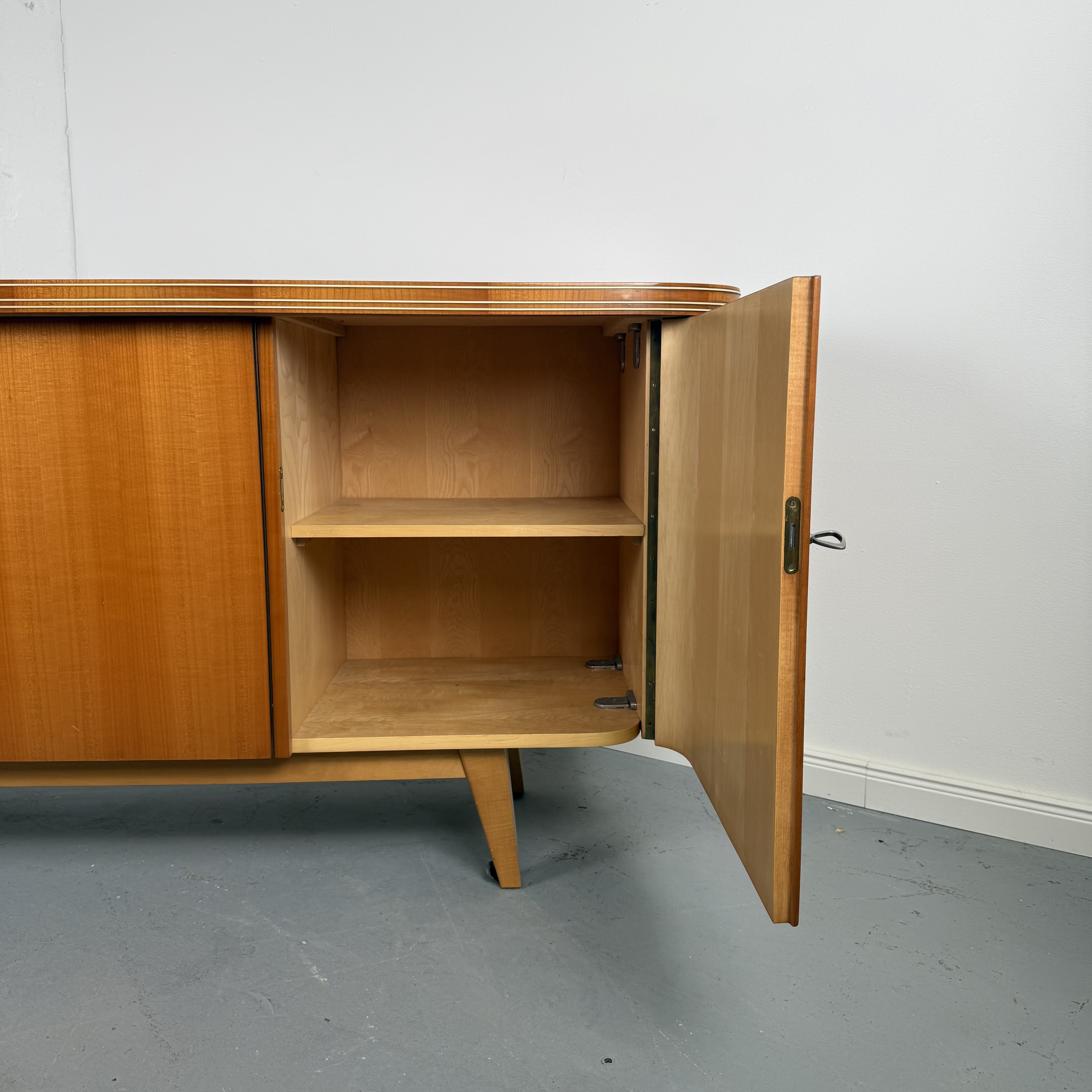 Charmantes 50er Jahre Sideboard mit feinen Details Charmantes 50er Jahre Sideboard mit feinen Details
