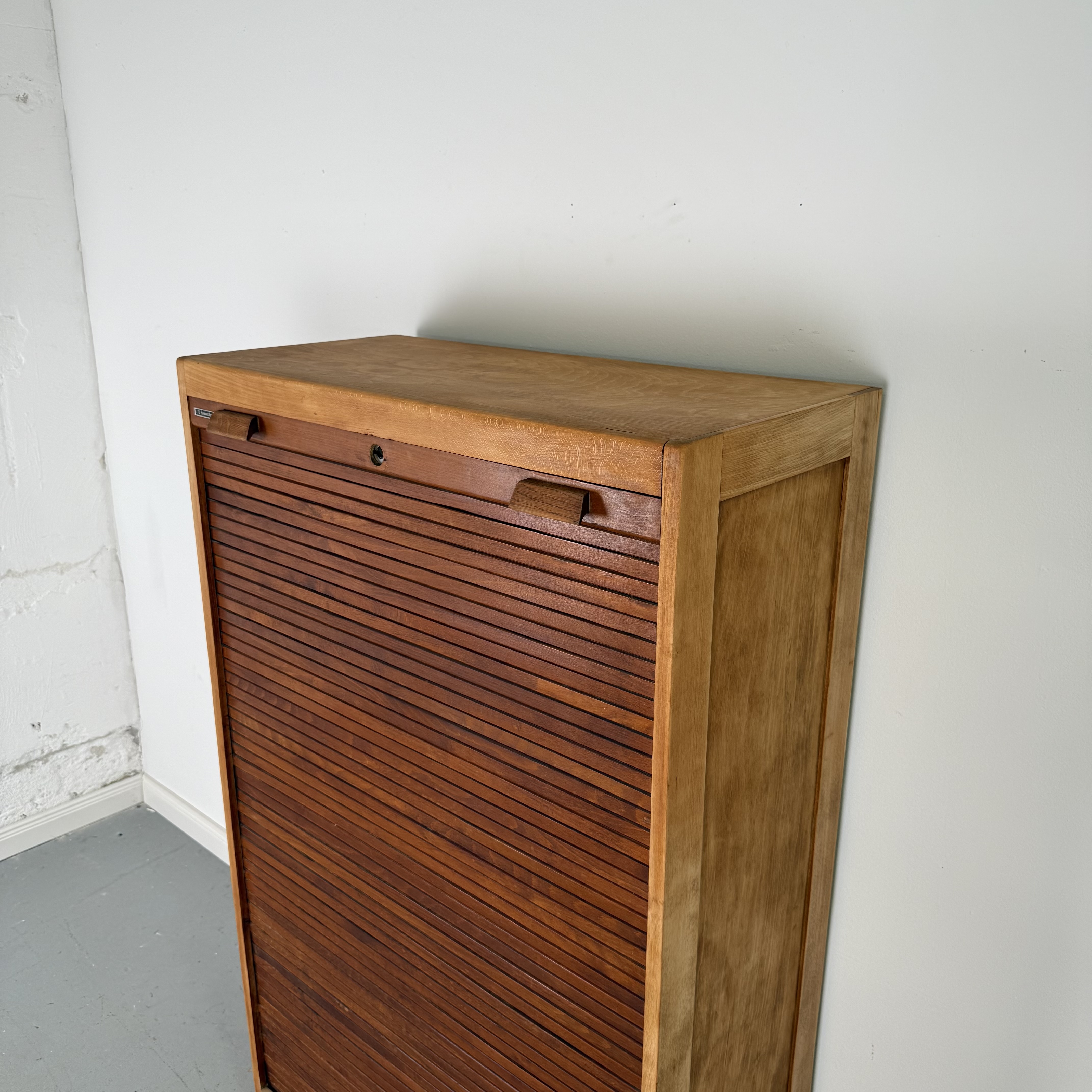 Kompakter Rollladenschrank im Art-Déco Stil