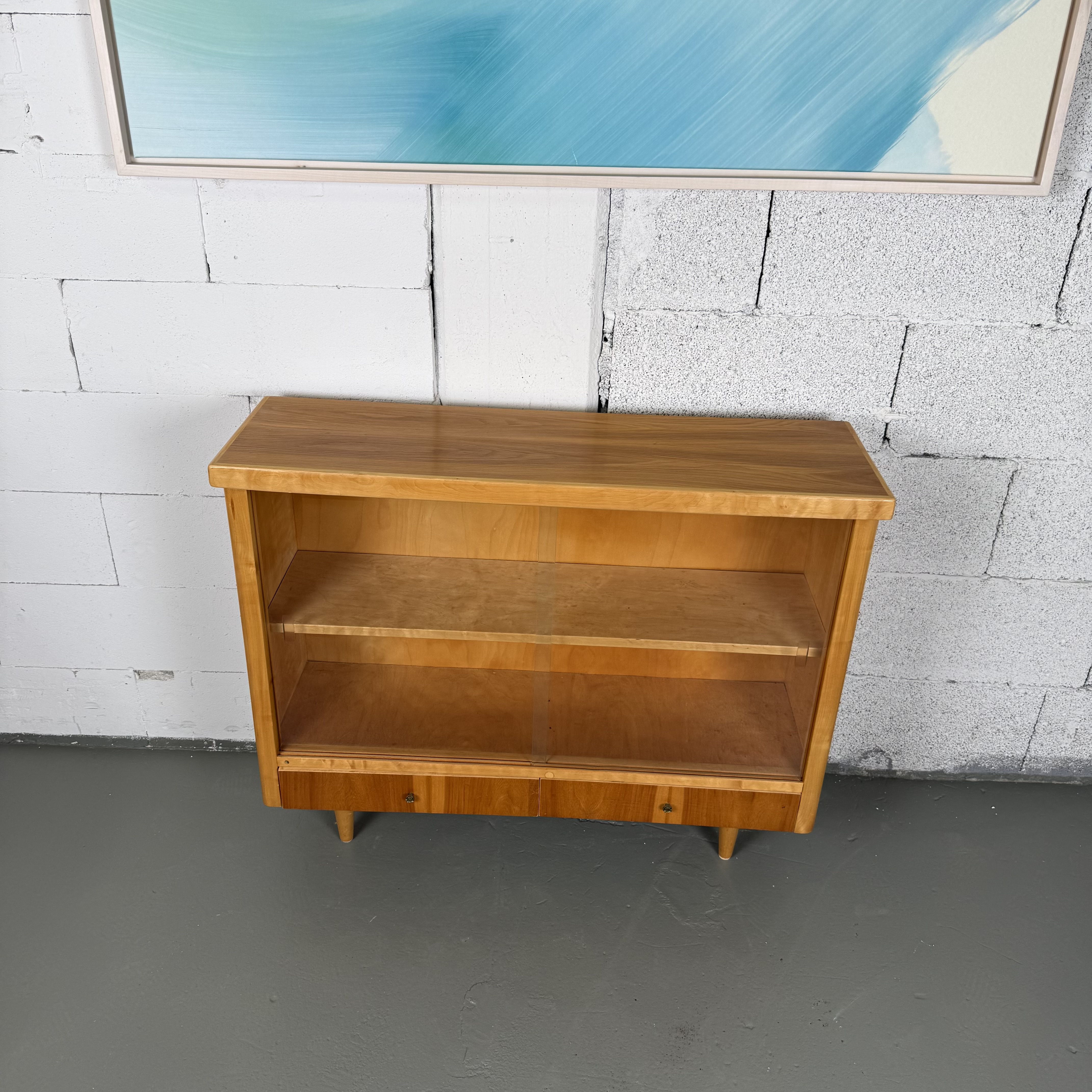 Kleine Kommode mit Glasschiebetür