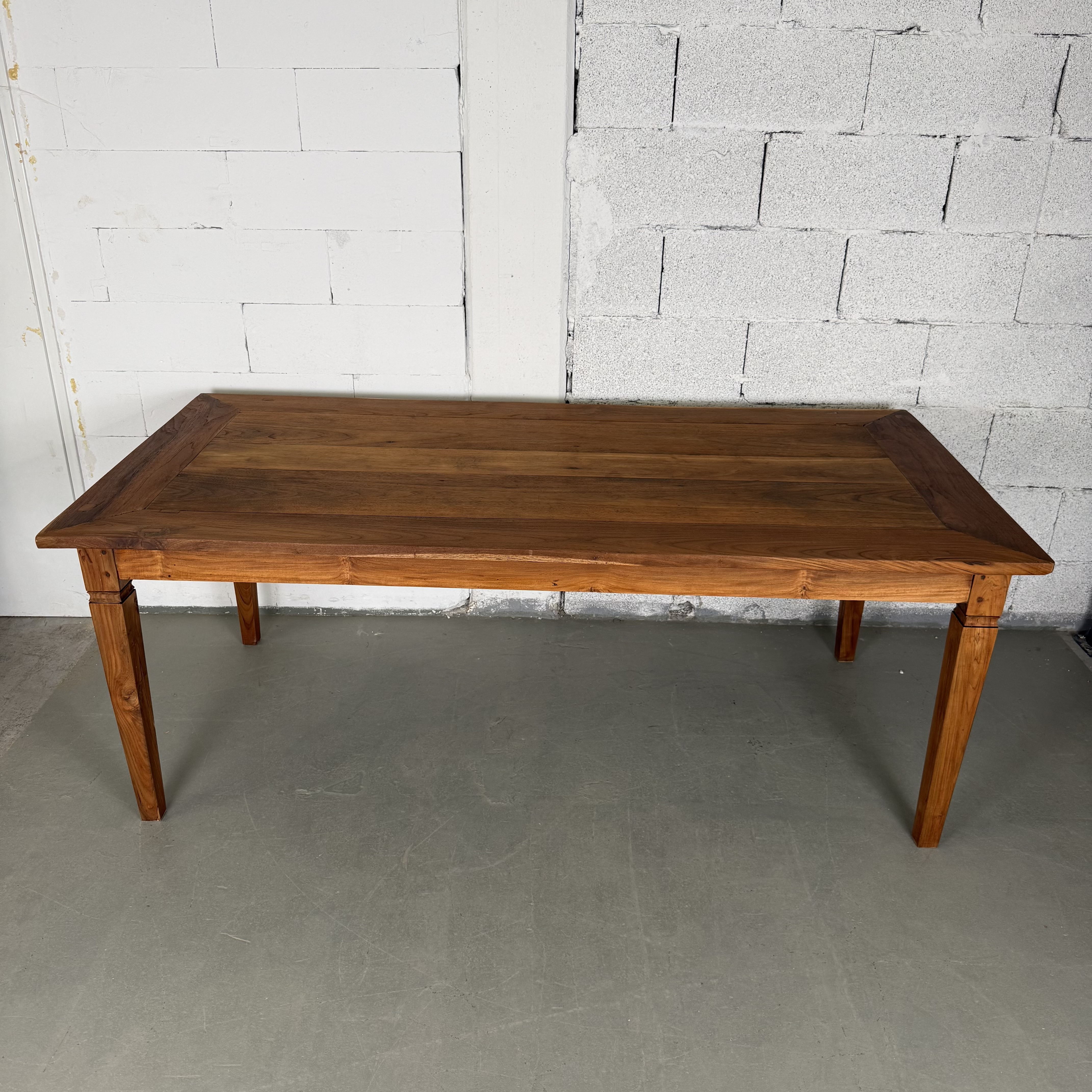 Massiver Holztisch – Hochwertiger Vintage Tisch aus Massivholz