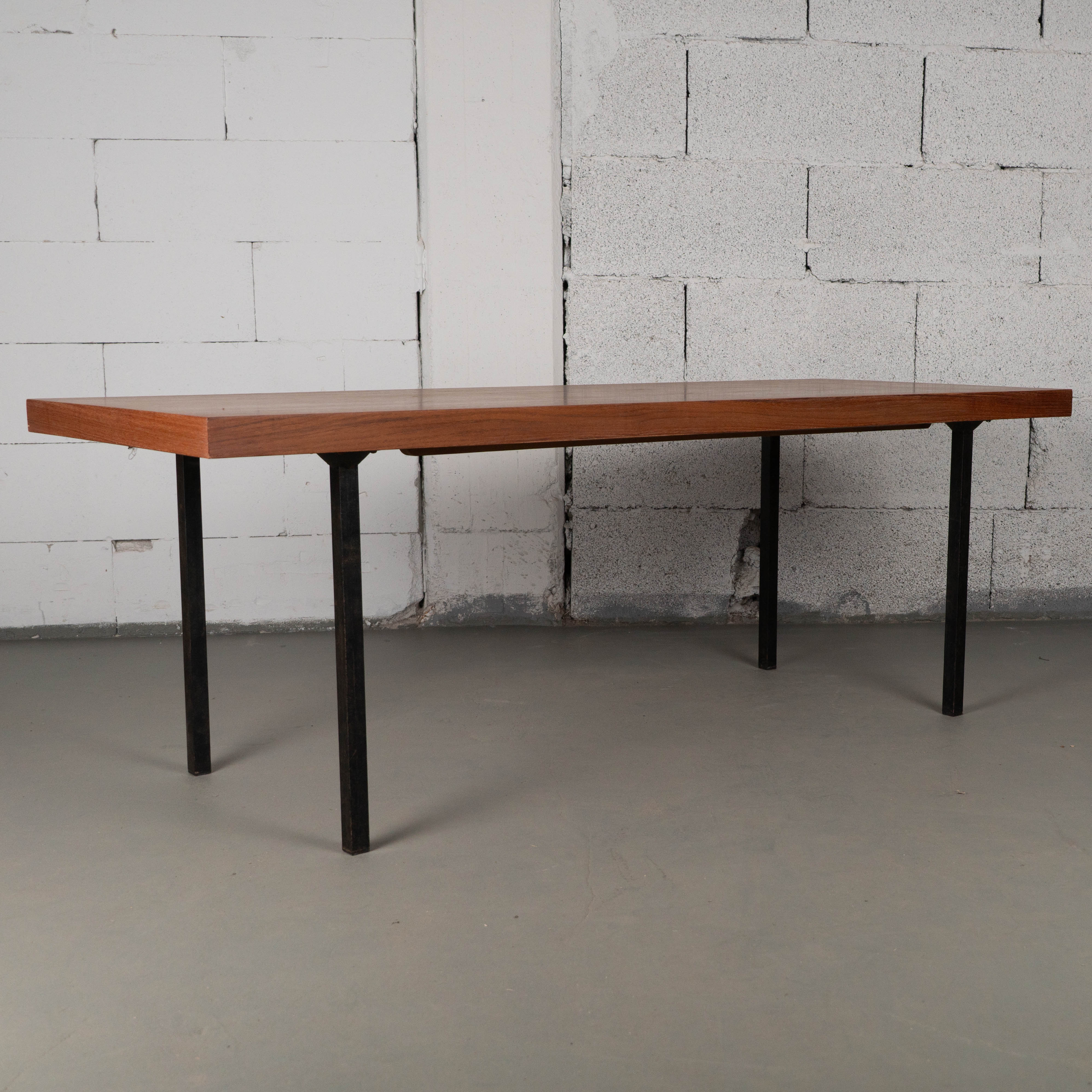 Mid-Century Couchtisch im warmen Holzton mit schwarzen Metallbeinen