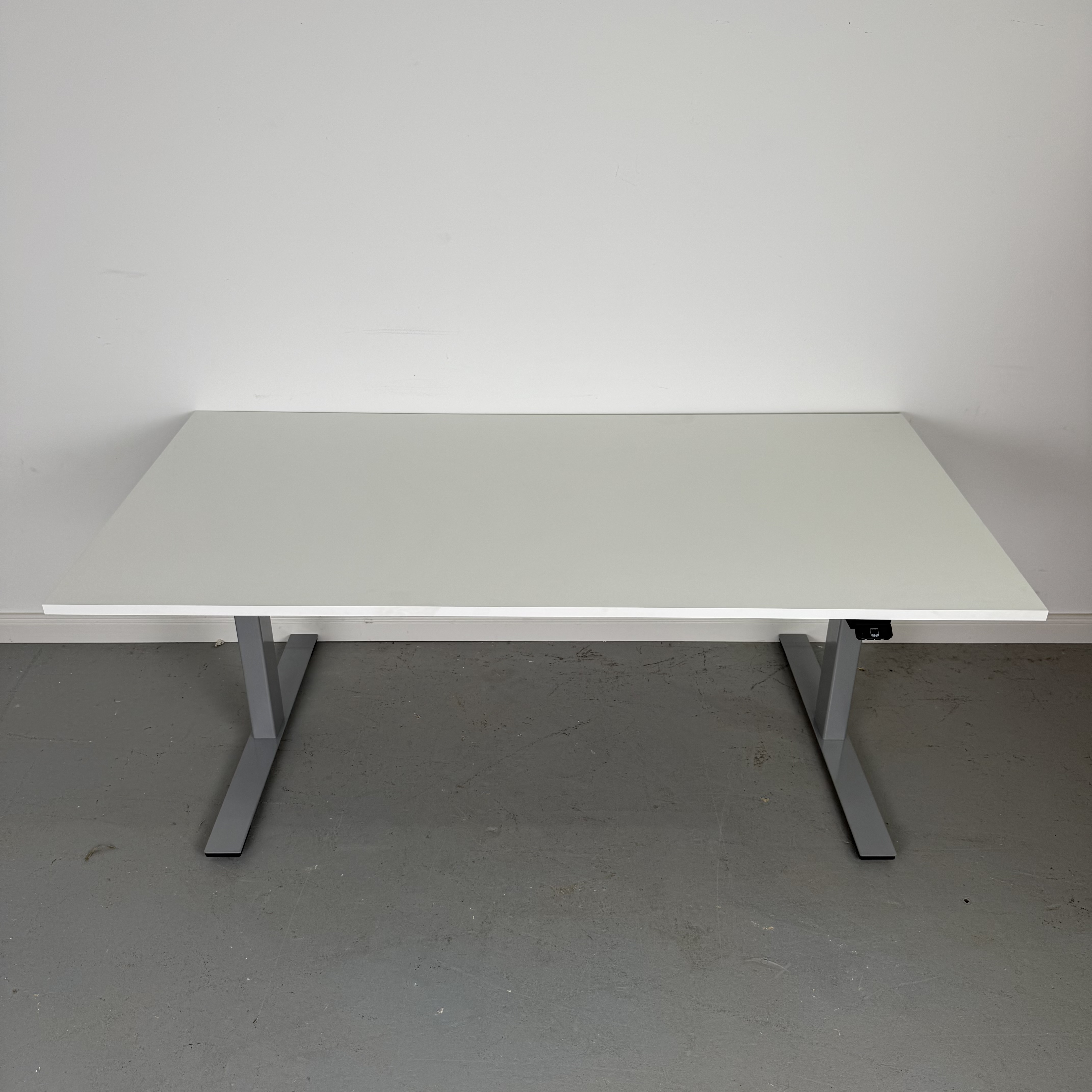 Höhenverstellbarer Schreibtisch Linak DL6 IC mit weißer Platte 160 x 80 cm Höhenverstellbarer Schreibtisch Linak DL6 IC mit weißer Platte 160 x 80 cm