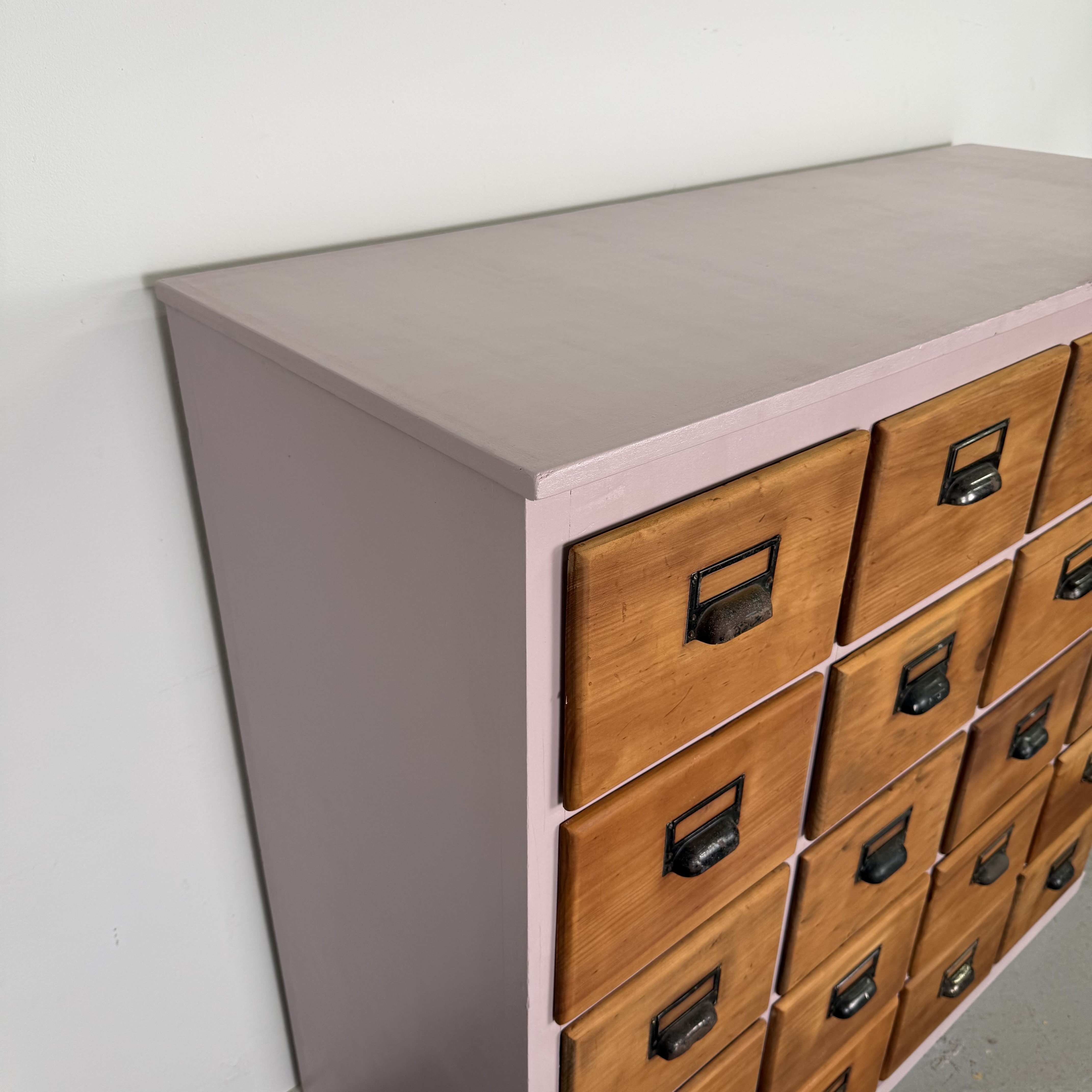 Schicke Apothekerkommode in zartem rosa