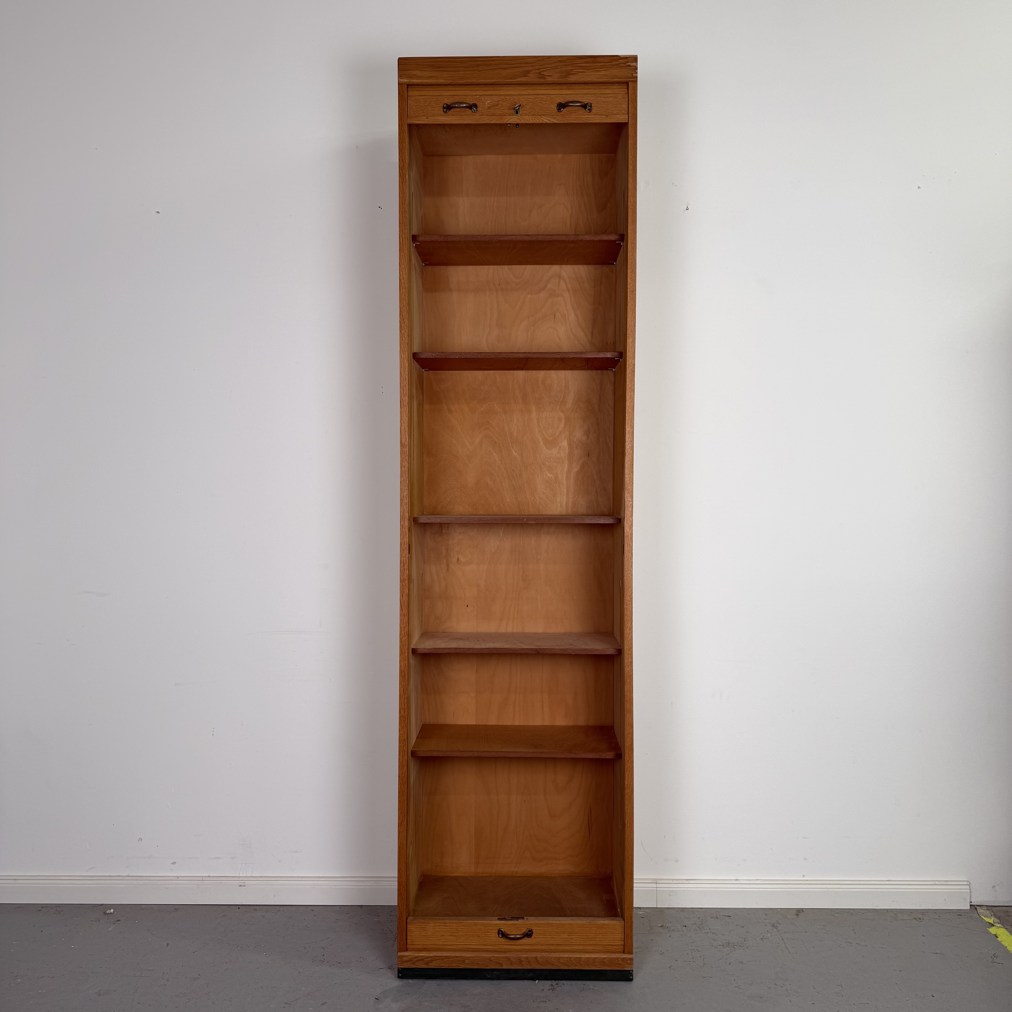 schicker schmaler Rolladenschrank