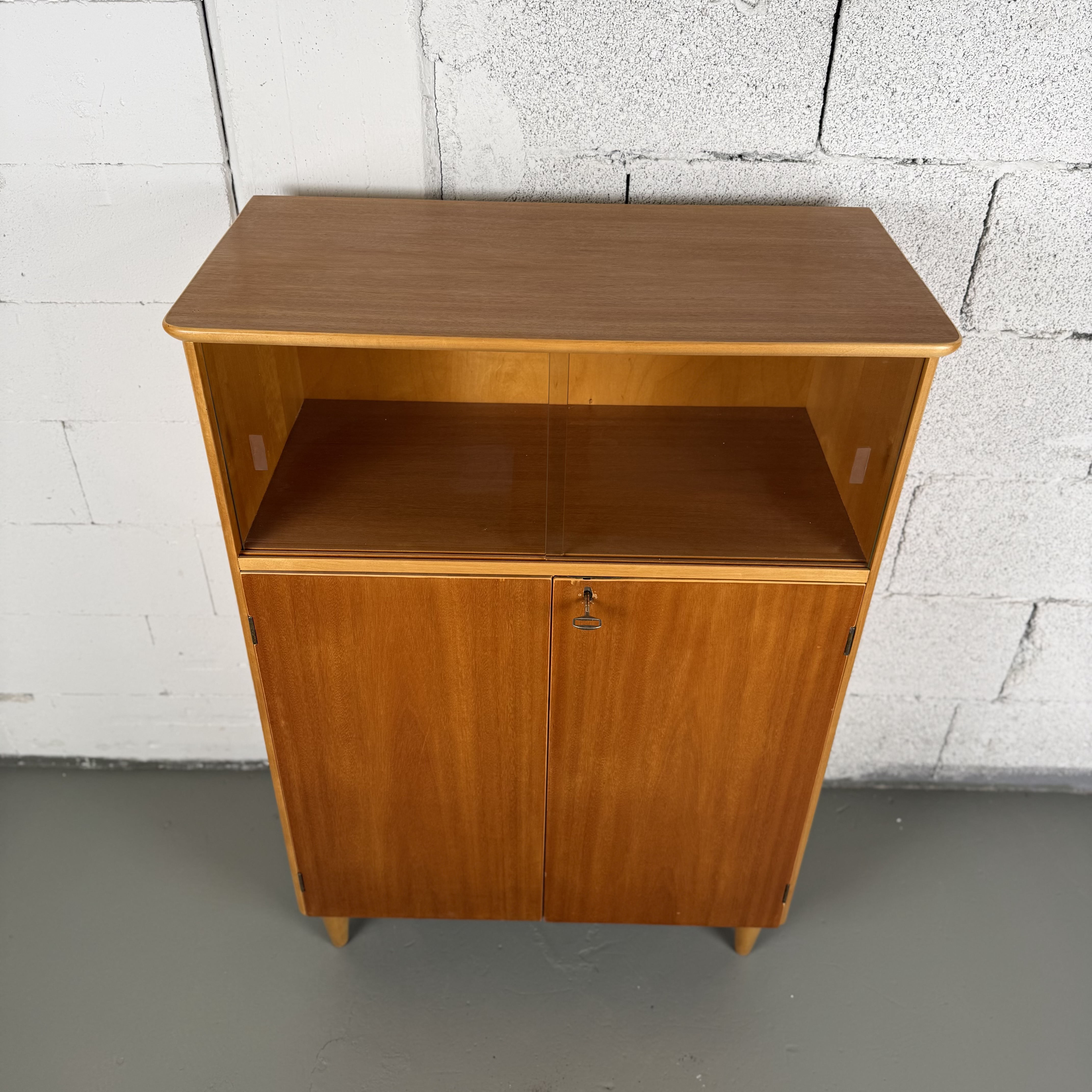 Schicke 60er Jahre Kommode mit Glaseinsatz