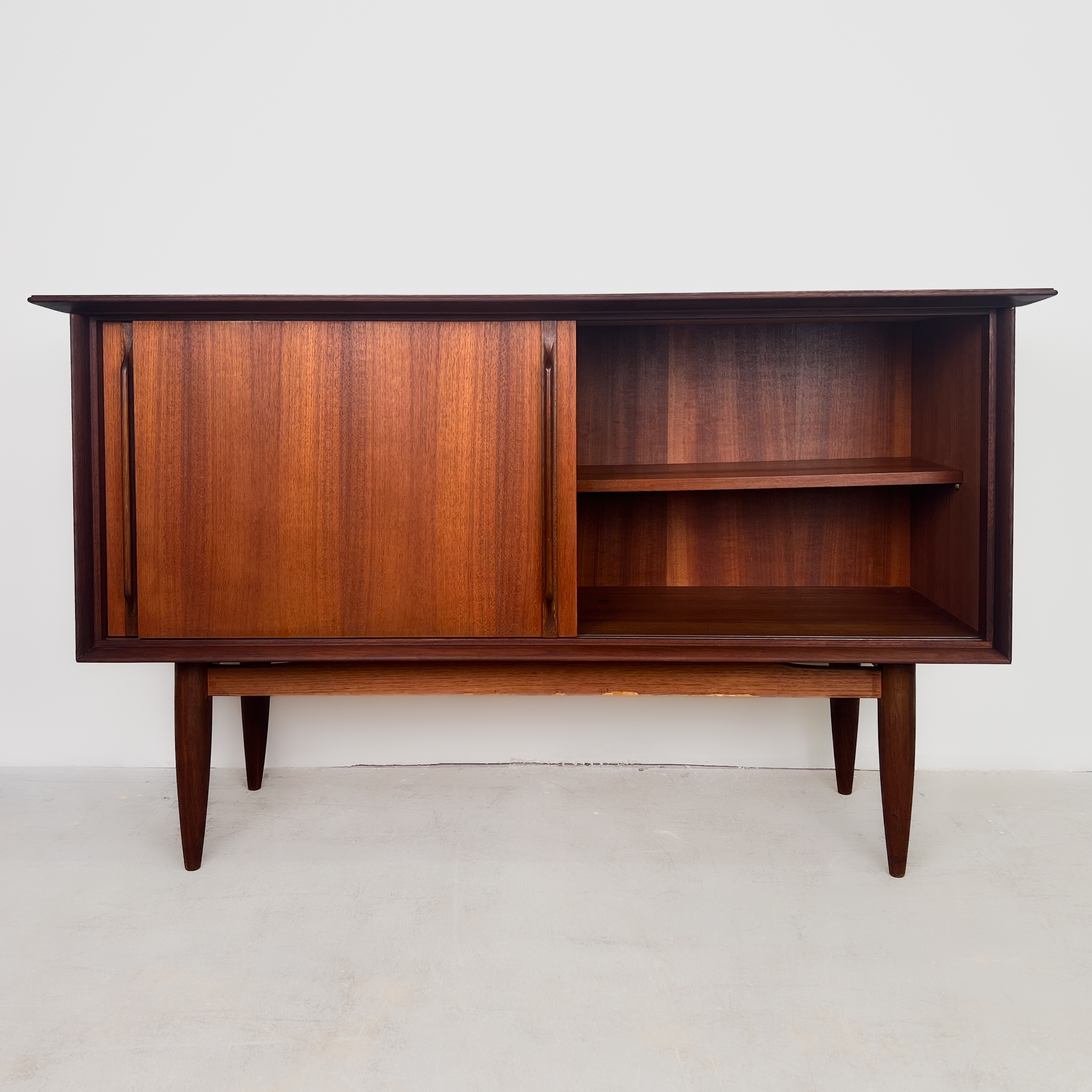 Kleines dänisches Sideboard aus Teak Kleines dänisches Sideboard aus Teak