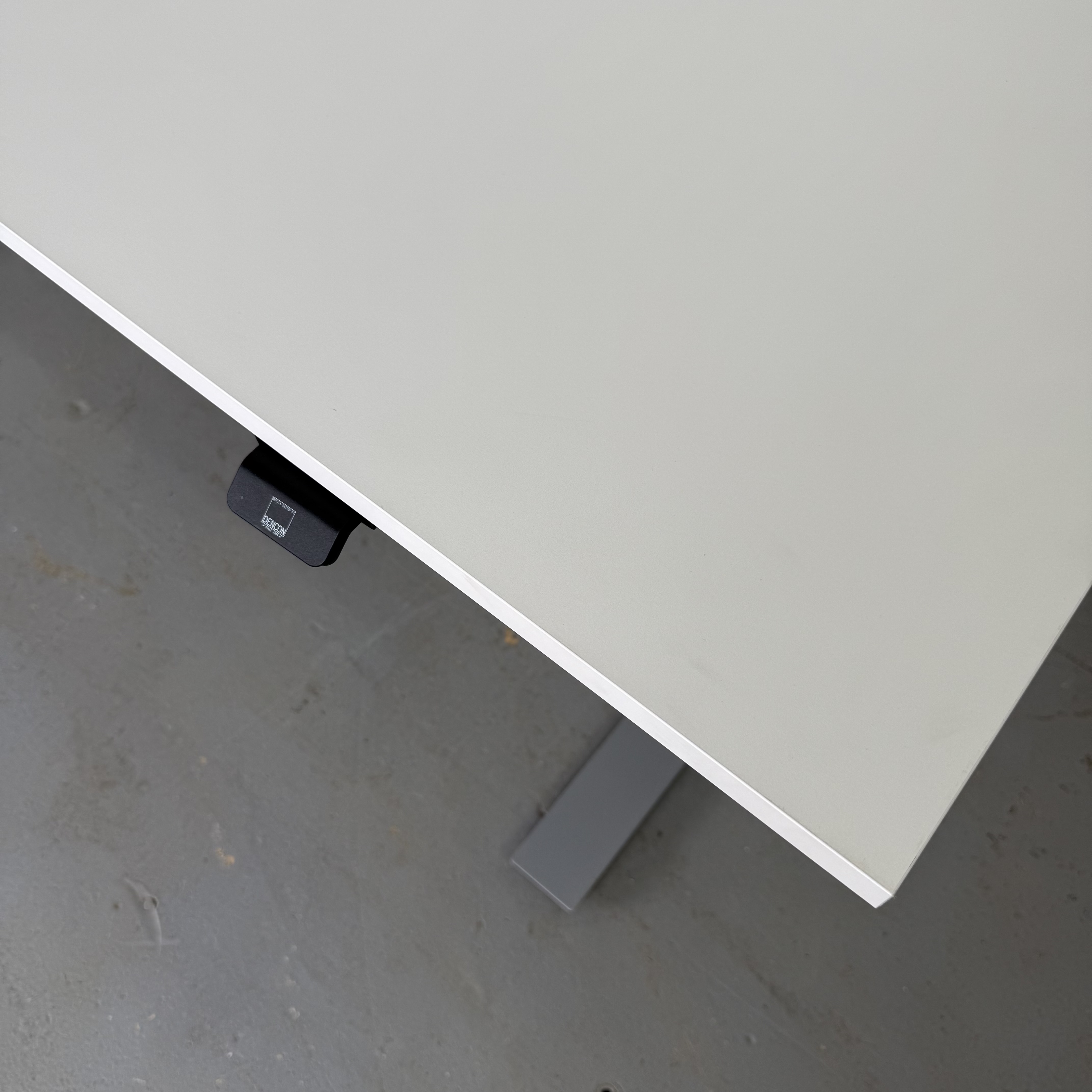 Höhenverstellbarer Schreibtisch Linak DL6 IC mit weißer Platte 160 x 80 cm Höhenverstellbarer Schreibtisch Linak DL6 IC mit weißer Platte 160 x 80 cm