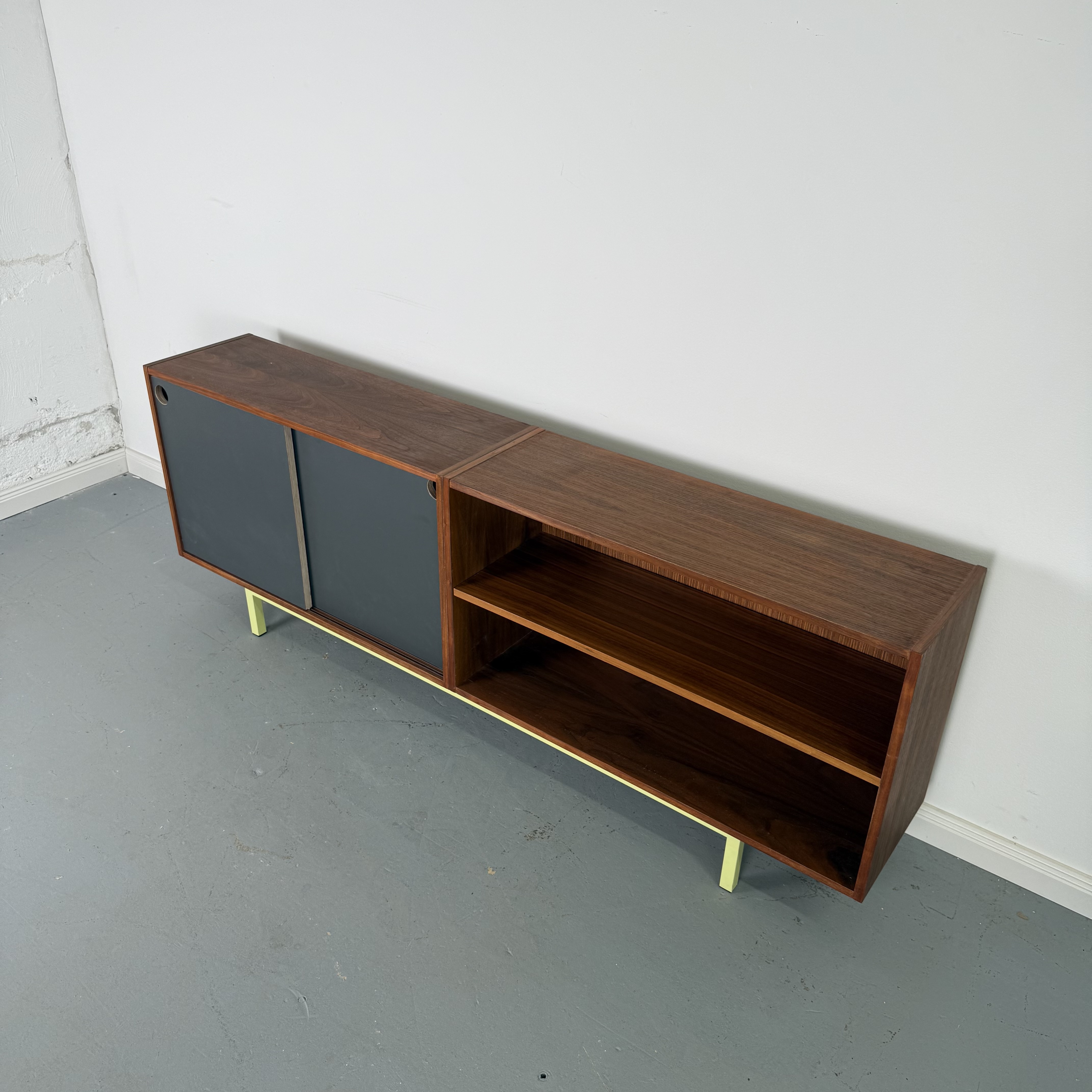 Neu interpretiertes 60er Jahre Sideboard aus zwei Vintage-Kommoden Neu interpretiertes 60er Jahre Sideboard aus zwei Vintage-Kommoden