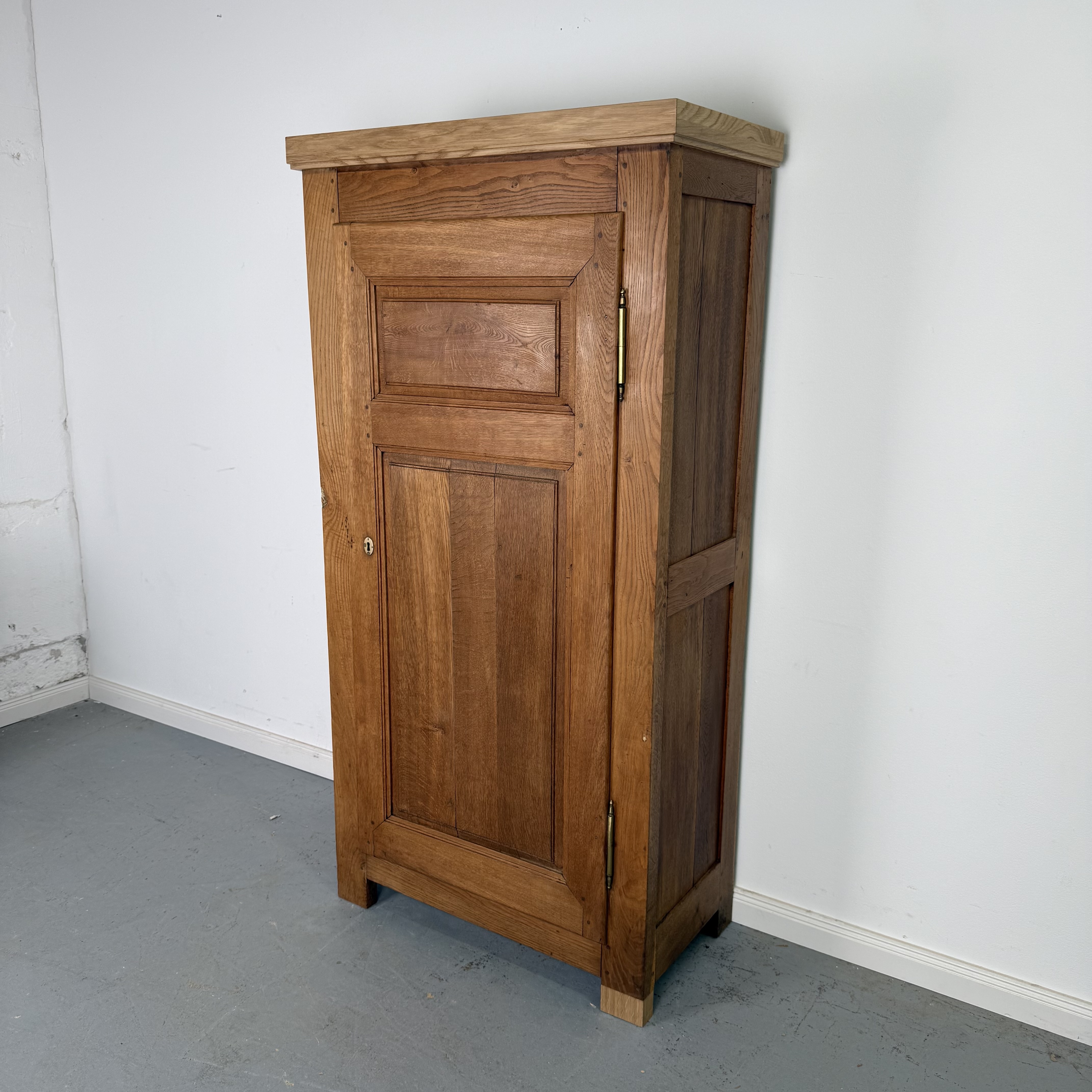 Besonderer kompakter Eichenschrank aus massivem Holz