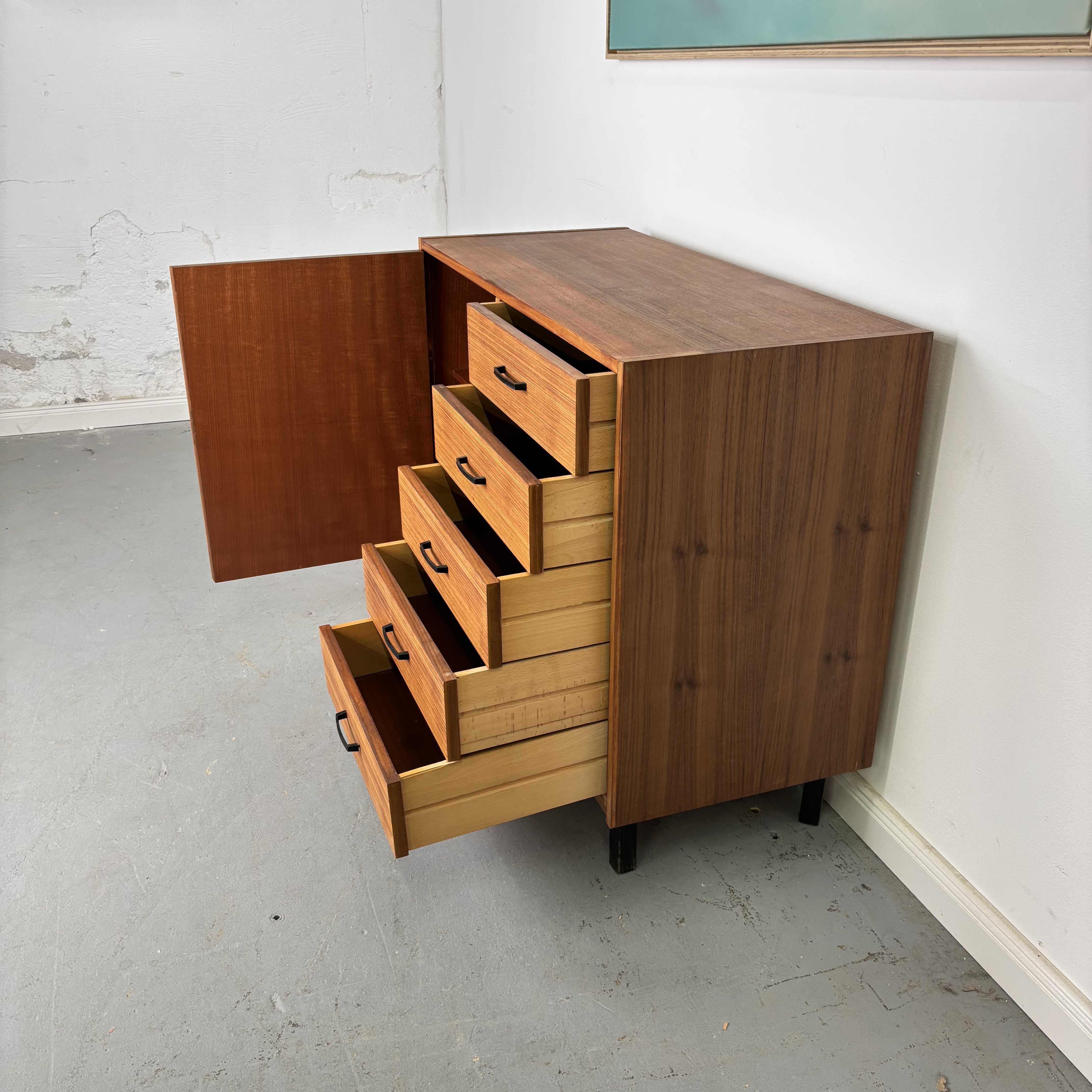 Elegante 60er Jahre Kommode mit Schubladen und Tür