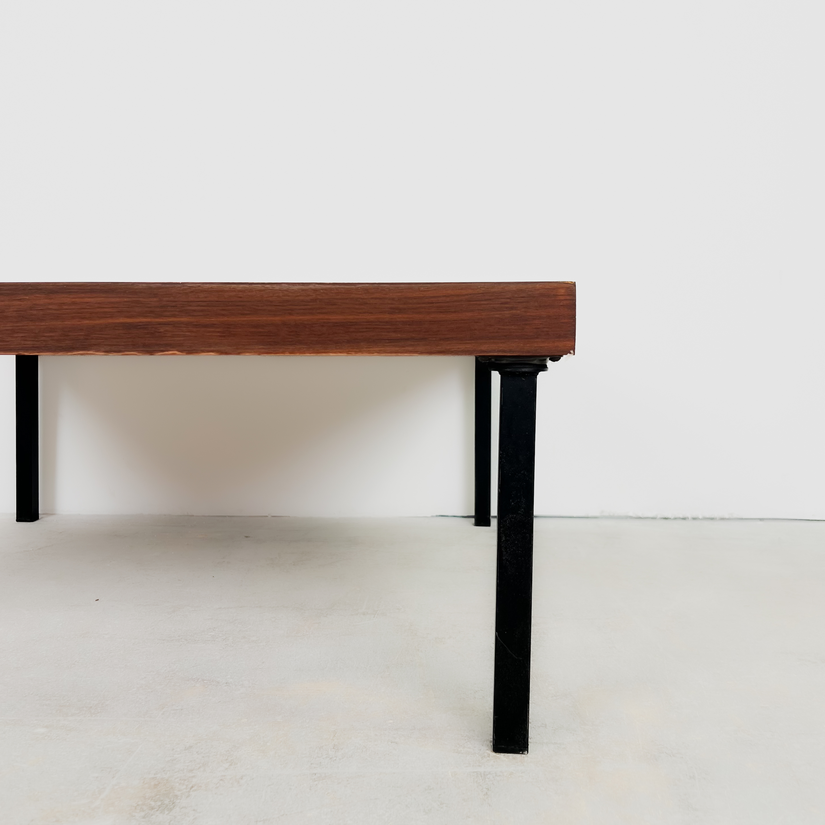 Minimalistischer Couchtisch aus den 60er Jahren