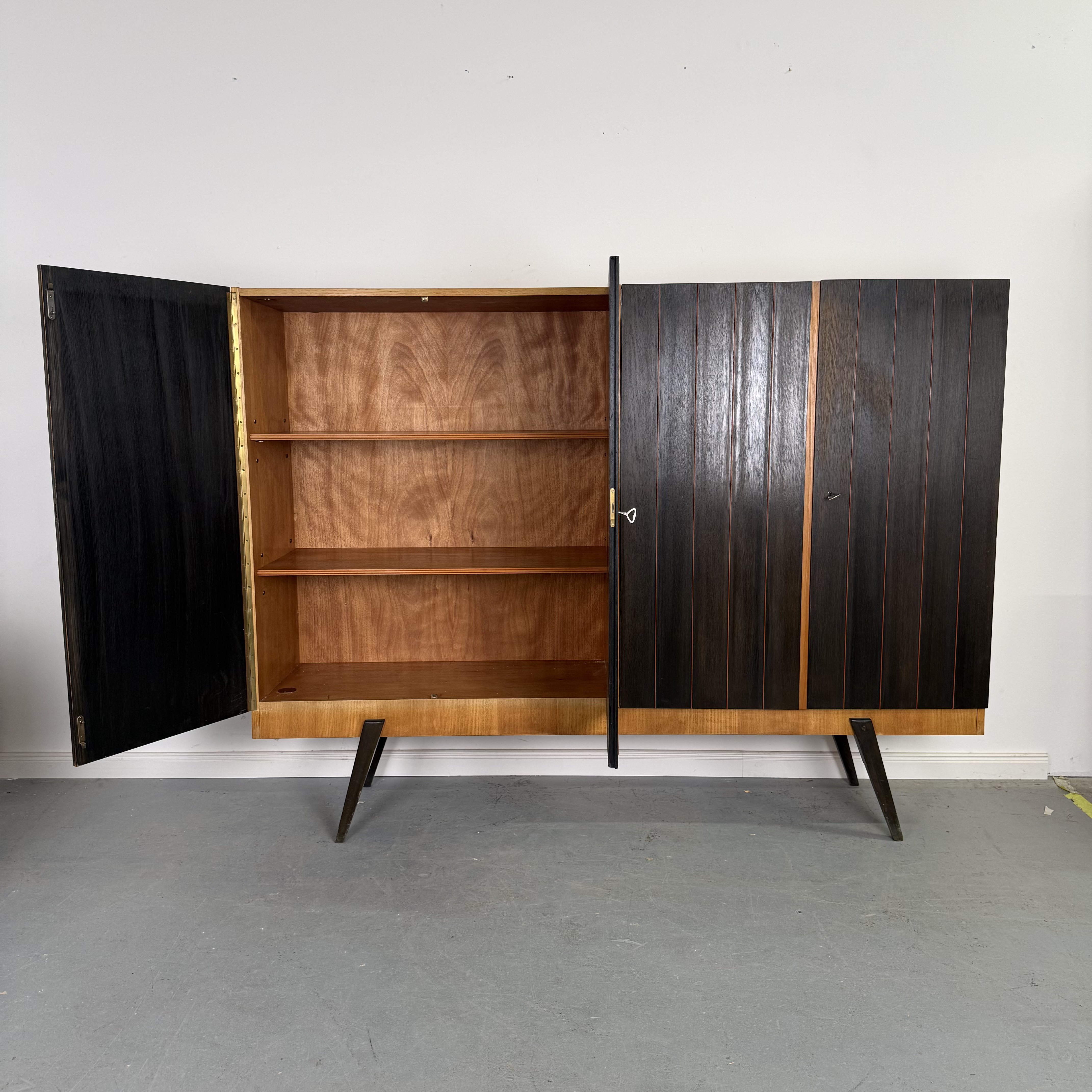 Dunkles Highboard im Mid-Century Stil