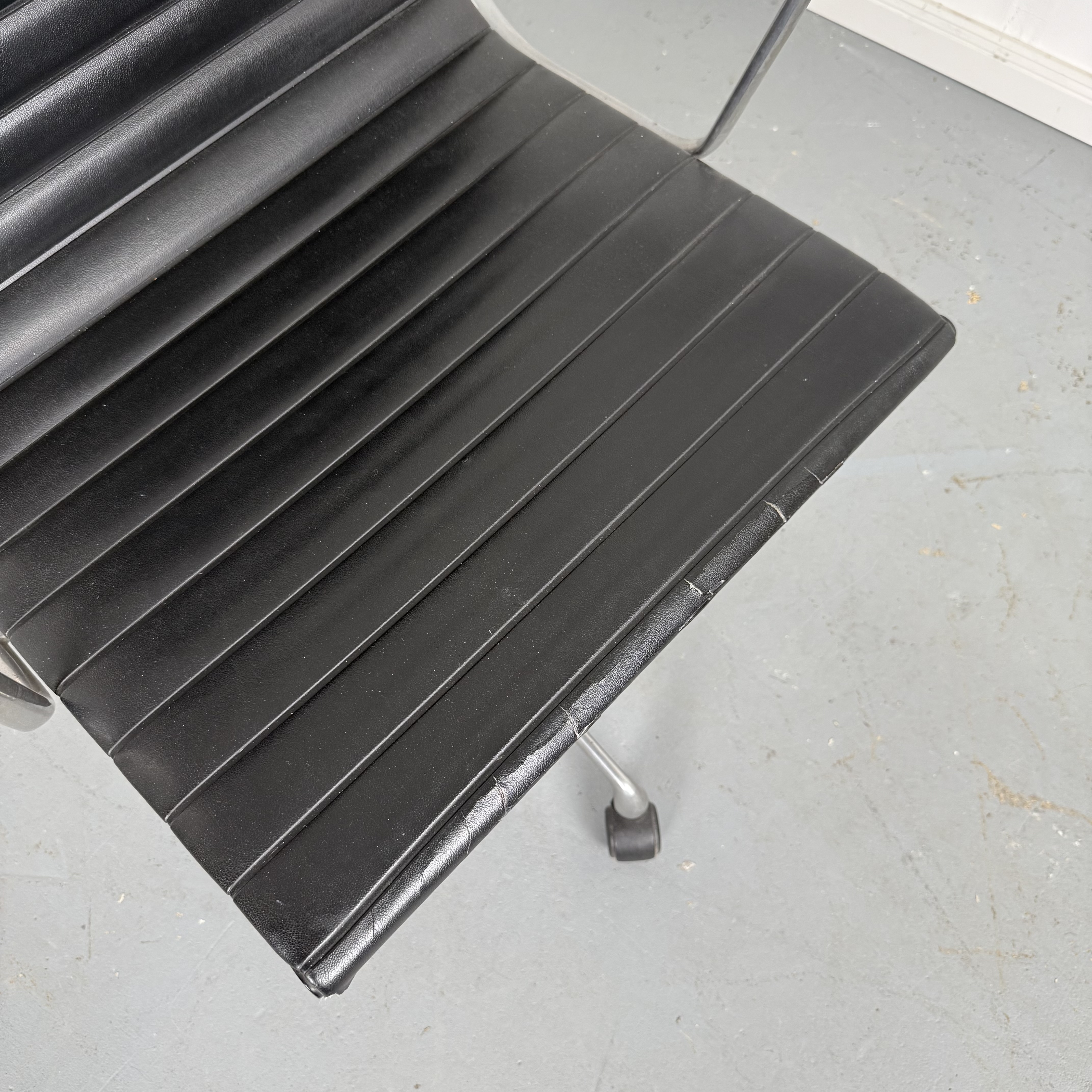 Aluminium Chair EA 119 von Charles & Ray Eames für Herman Miller