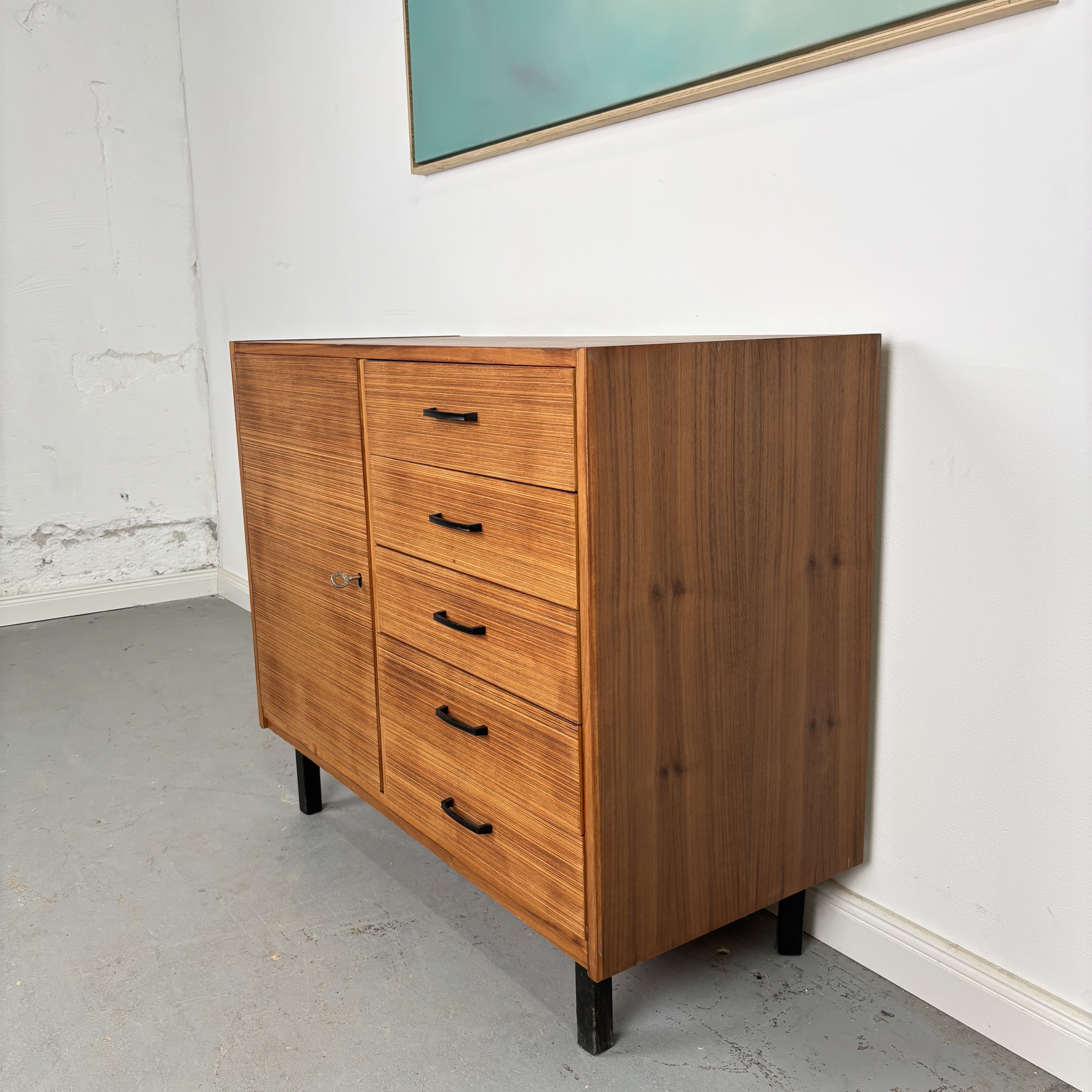 Elegante 60er Jahre Kommode mit Schubladen und Tür
