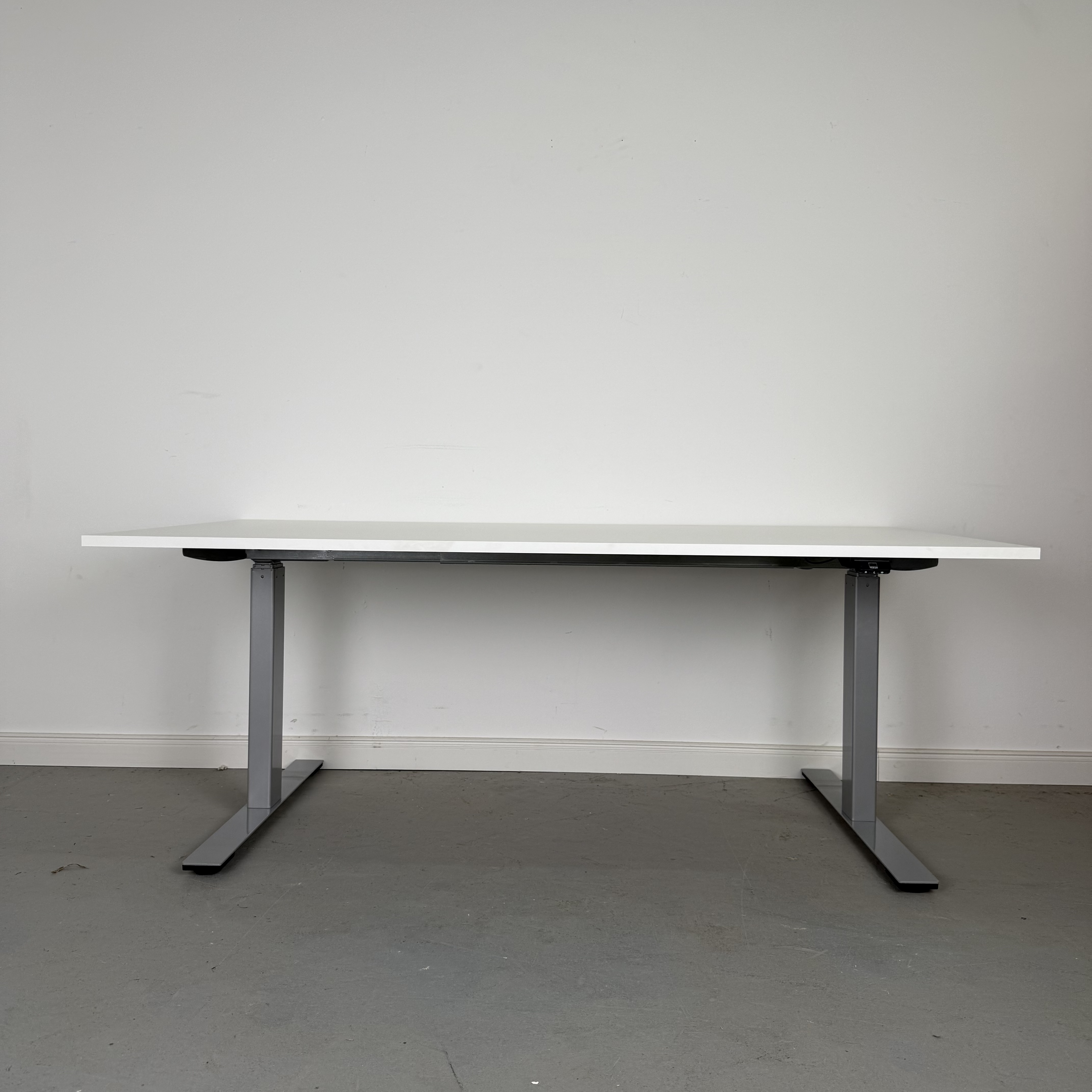 Höhenverstellbarer Schreibtisch Linak DL6 IC mit weißer Platte 160 x 80 cm Höhenverstellbarer Schreibtisch Linak DL6 IC mit weißer Platte 160 x 80 cm