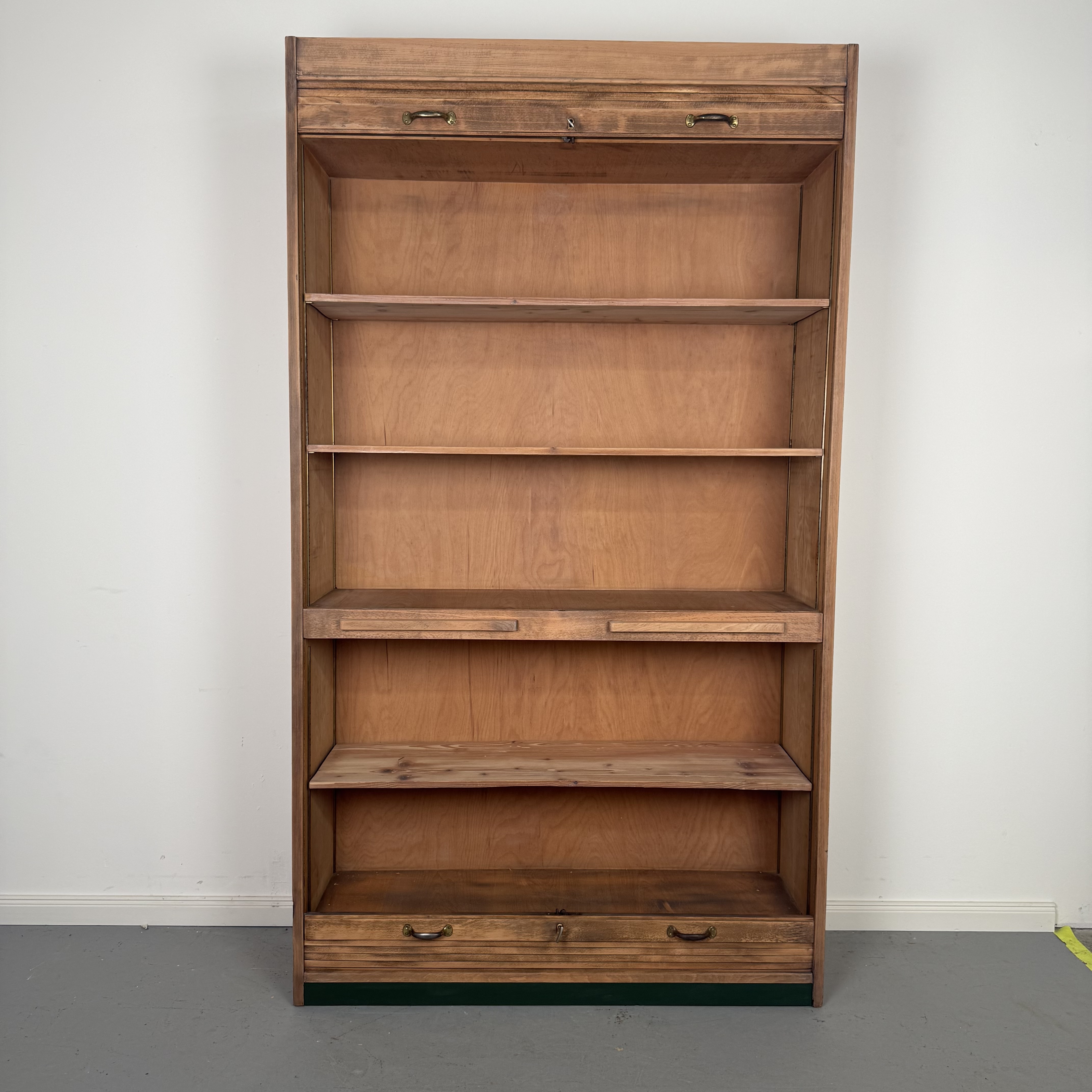 Großzügiger Rolladenschrank aus rustikaler Eiche