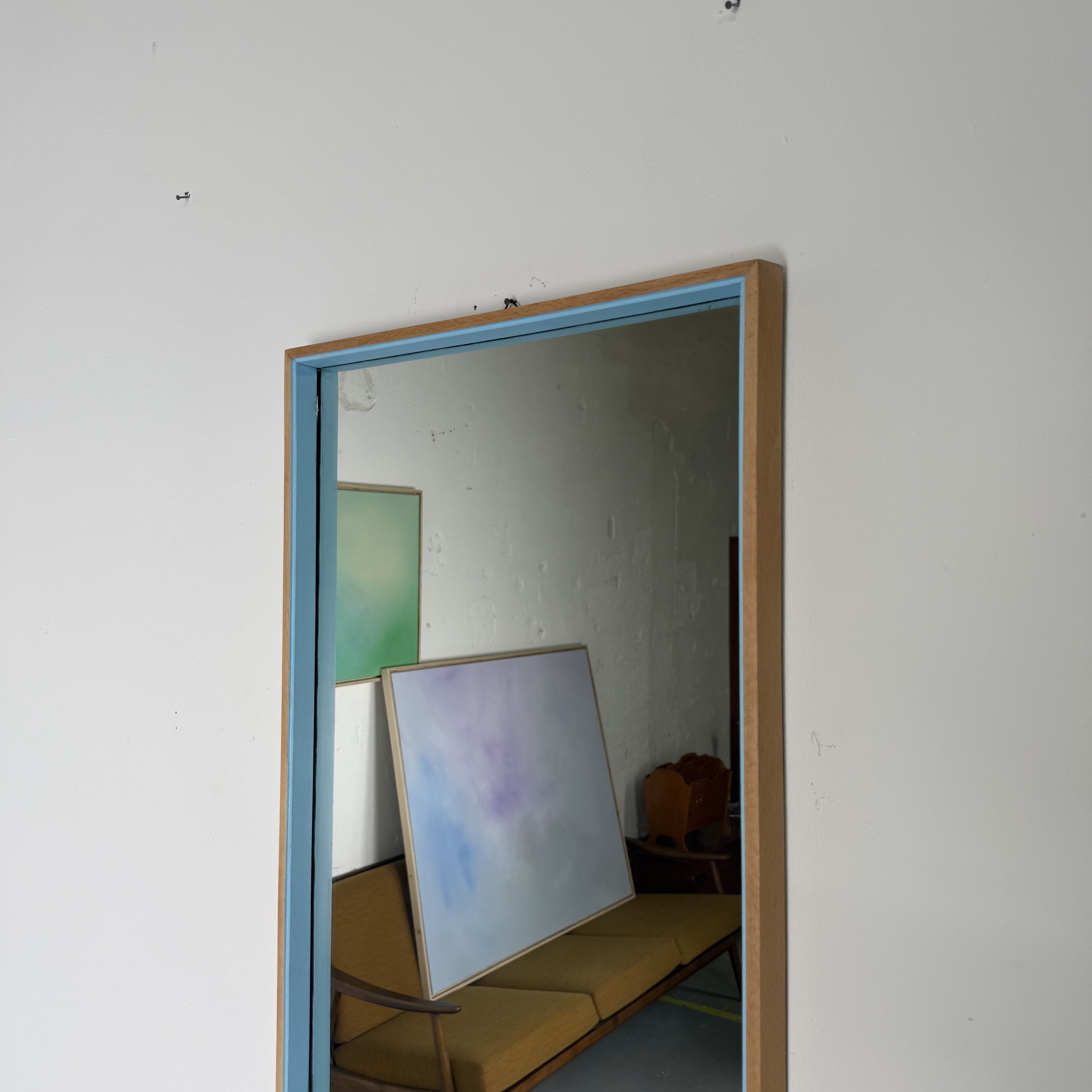 DIY Wandspiegel mit blau lackierter Innenkante