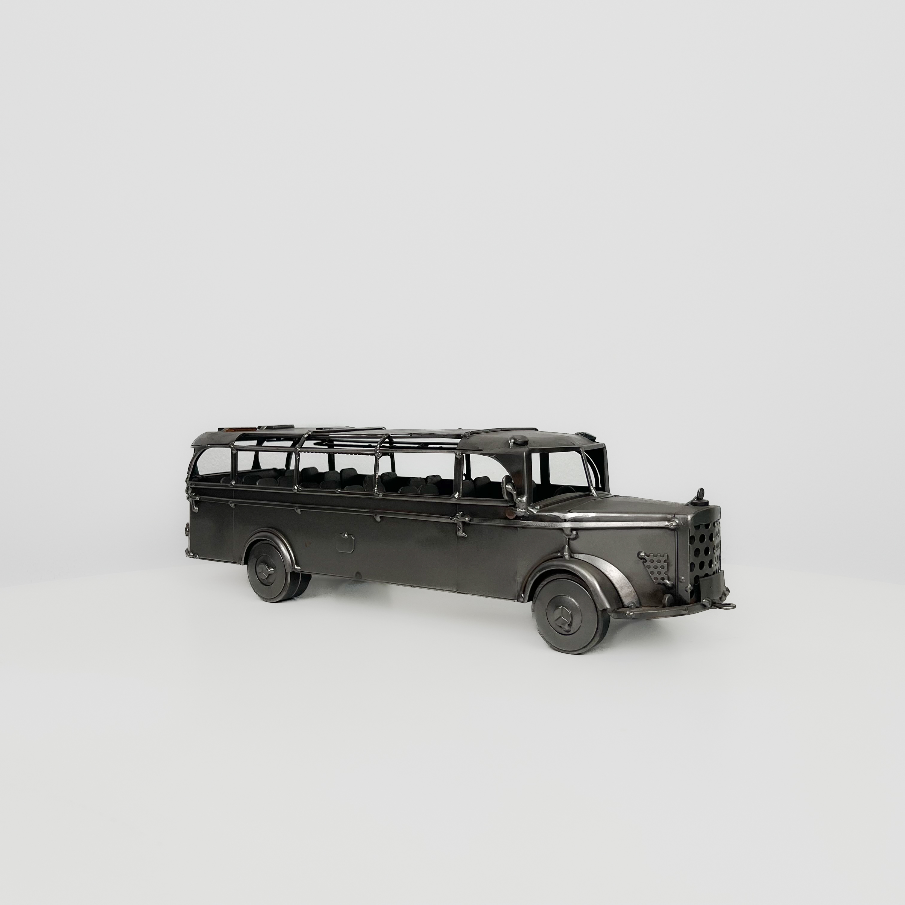 Amerikanischer Metallbus von Mercedes als Dekorationsobjekt