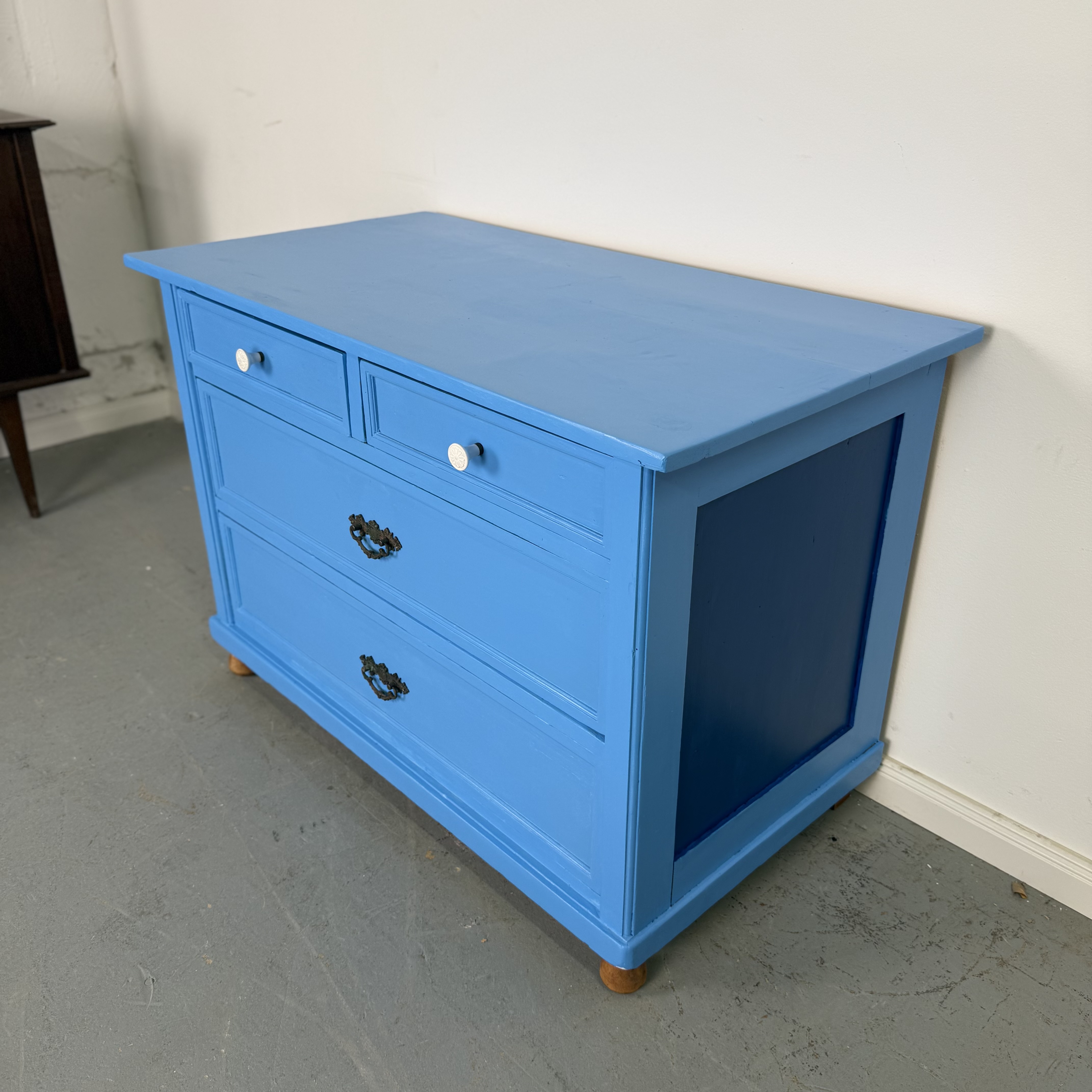 Knallblaue Kommode