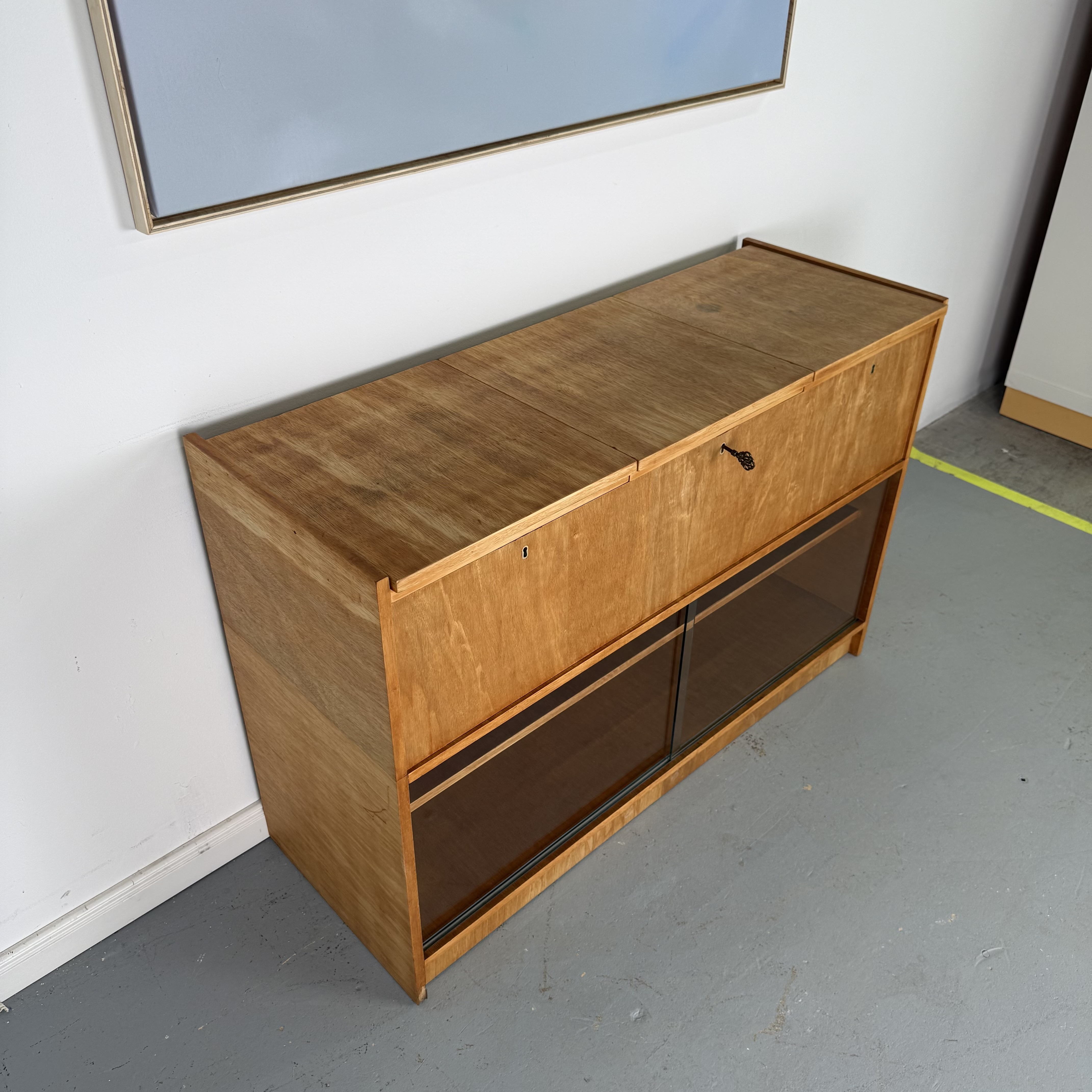 Vielseitiger Mid-Century Schrank mit Klappelementen und Vitrine