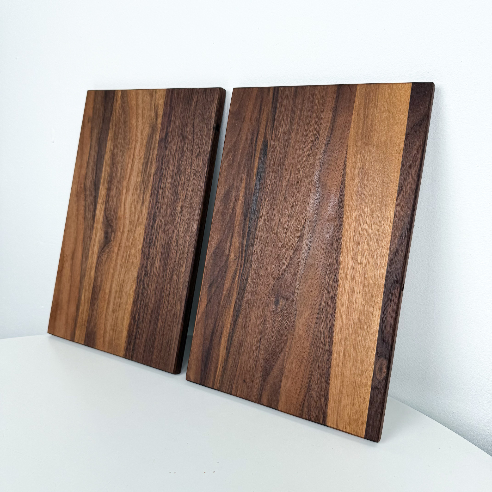 Kleines Schneidebrett aus gerettetem amerikanischem Nussbaumholz